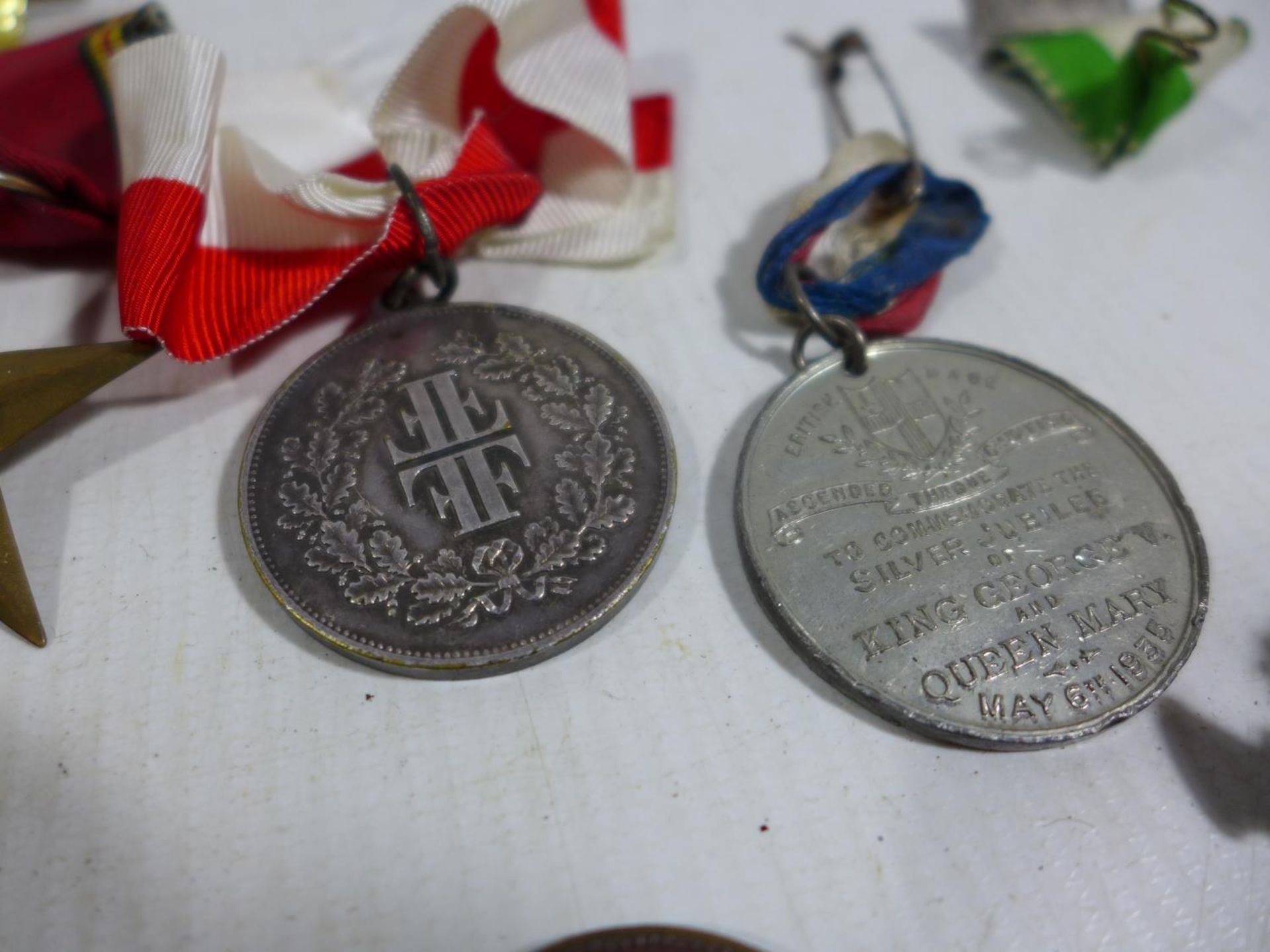 A LARGE COLLECTION OF MEDALS AND ASSORTED MILITARY BADGES, TO INCLUDE WORLD WAR I WAR MERIT CROSS, - Image 4 of 8
