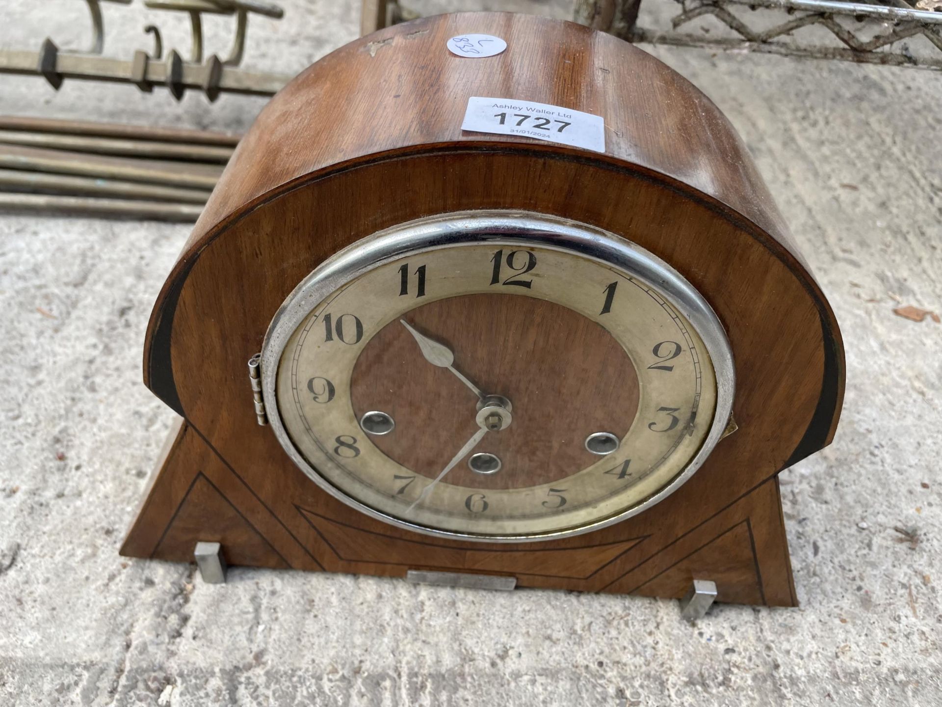 A VINTAGE WOODEN WESTMINISTER CHIMING MANTLE CLOCK