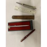 TWO VINTAGE PENS TO INCLUDE A PARKER FOUNTAIN PEN AND PAPERMATE BALLPOINT PLUS VINTAGE RULERS AND