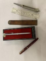 TWO VINTAGE PENS TO INCLUDE A PARKER FOUNTAIN PEN AND PAPERMATE BALLPOINT PLUS VINTAGE RULERS AND