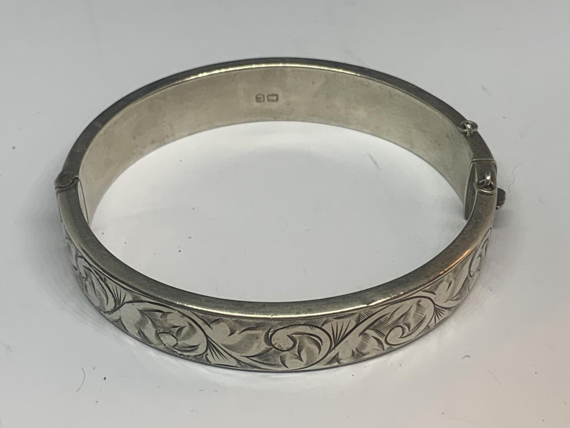 A HALLMARKED CHESTER SILVER BANGLE