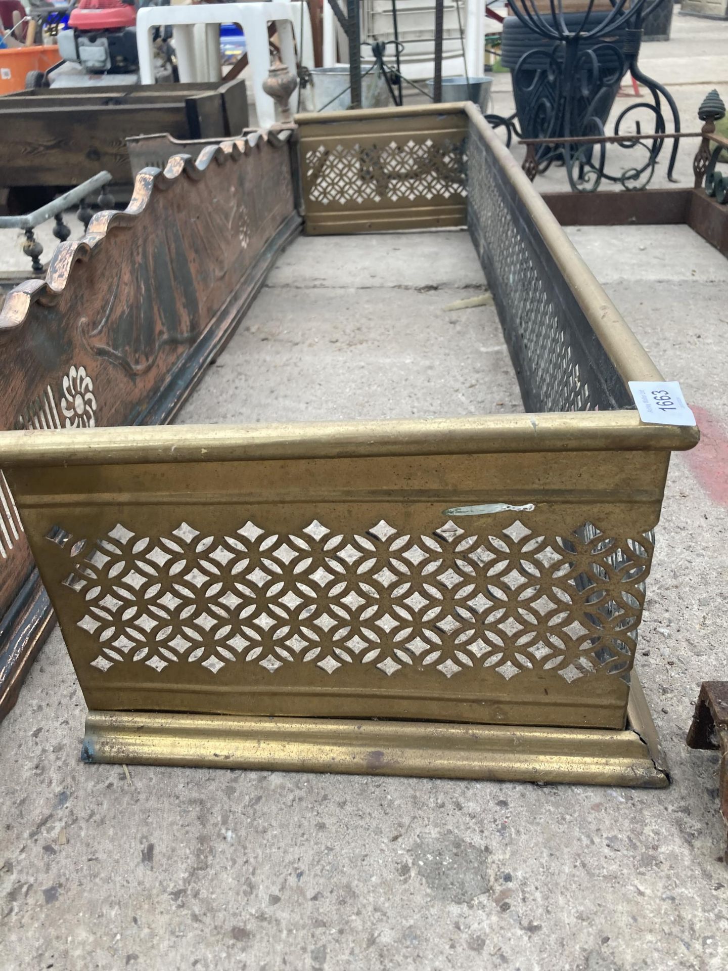 A VINTAGE BRASS FIRE FENDER WITH PIERCED PANELS - Image 3 of 3