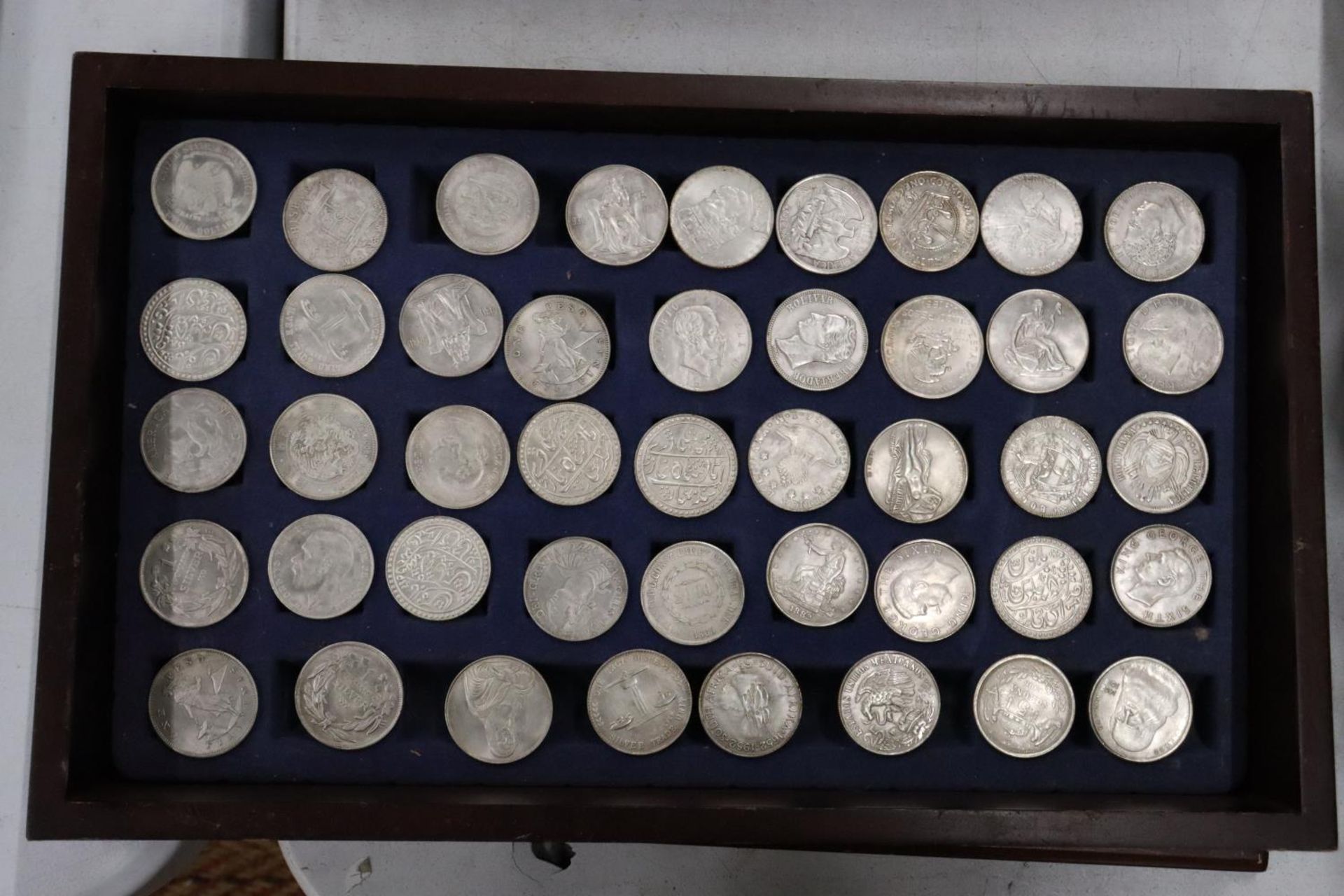 FORTY FOUR VARIOUS VINTAGE TOKENS/COINS IN A WOODEN BOX - Image 2 of 6