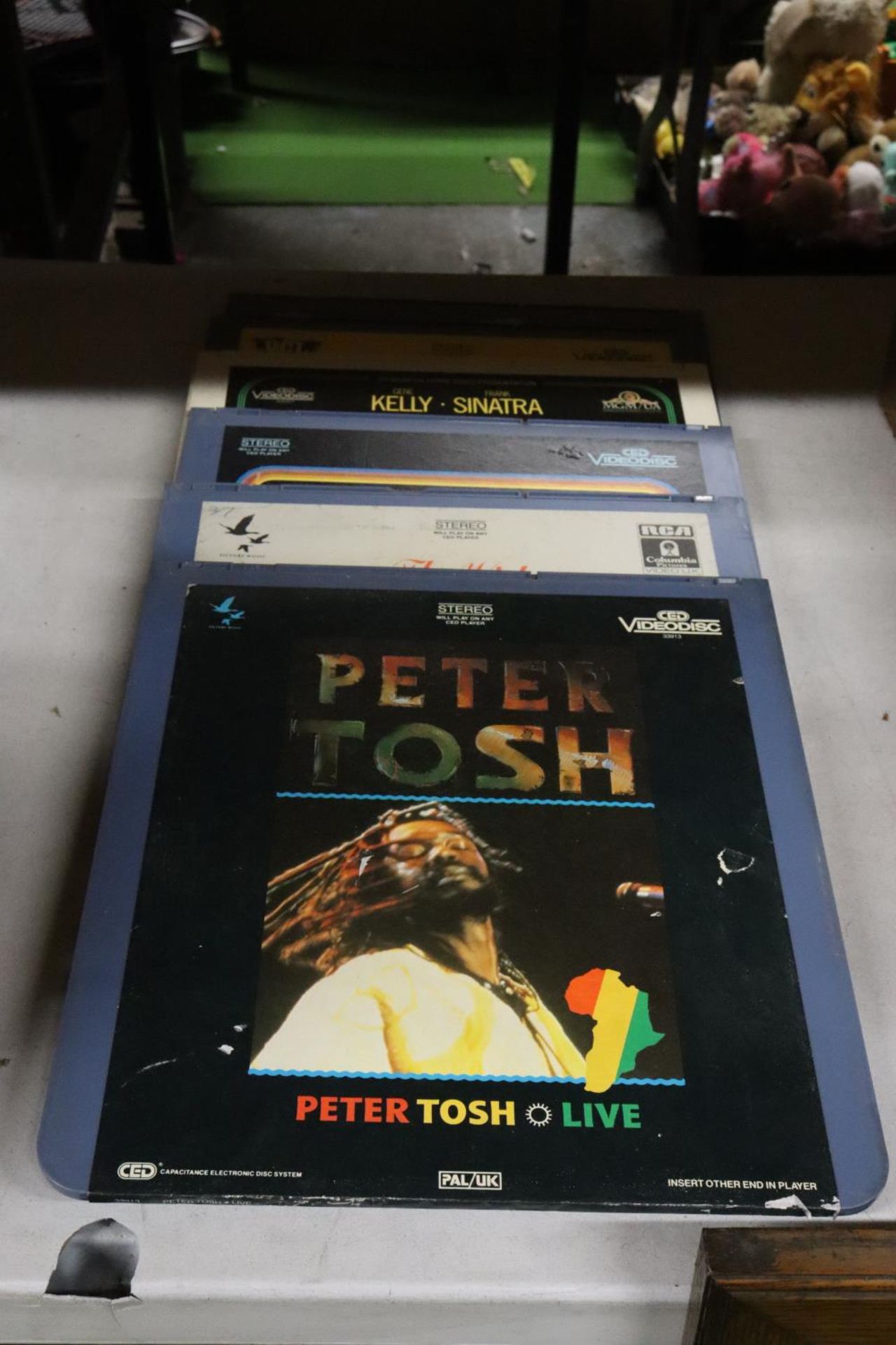 A COLLECTION OF VINTAGE VIDEO DISCS TO INCLUDE FRANK SINATRA 'ON THE TOWN', THE STRANGLERS, PETER