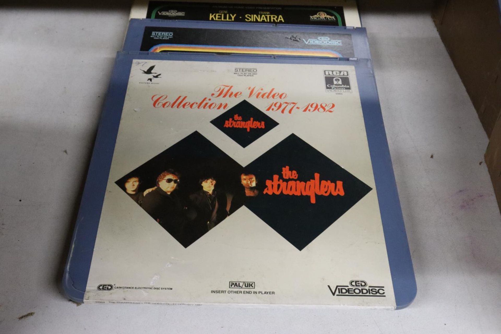 A COLLECTION OF VINTAGE VIDEO DISCS TO INCLUDE FRANK SINATRA 'ON THE TOWN', THE STRANGLERS, PETER - Image 3 of 8