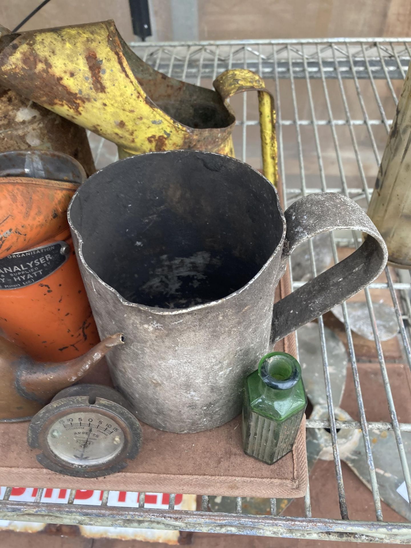 AN ASSORTMENT OF VINTAGE MOTOR ITEMS TO INCLUDE OIL JUGS, FUEL PUMP AND AN AMP METRE ETC - Image 4 of 4