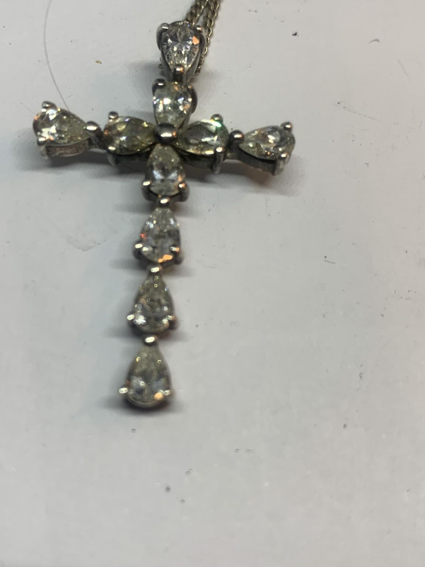 A SILVER CROSS AND CHAIN IN A PRESENTATION BOX - Image 2 of 3