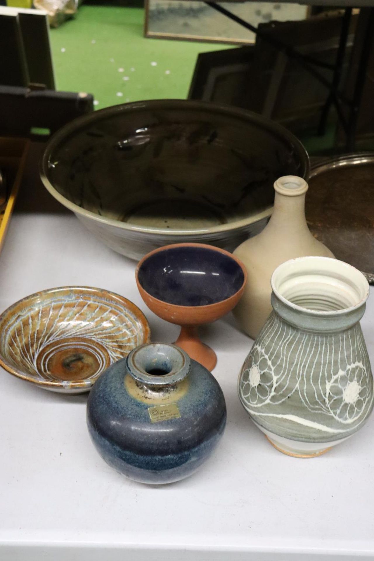 A QUANTITY OF STUDIO ART POTTERY AND STONEWARE TO INCLUDE A LOUIS MULCAHY VASE