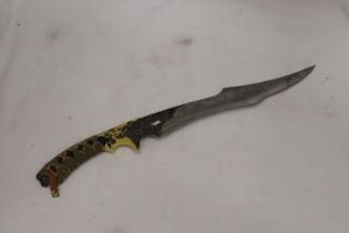 A VINTAGE STYLE HUNTING KNIFE
