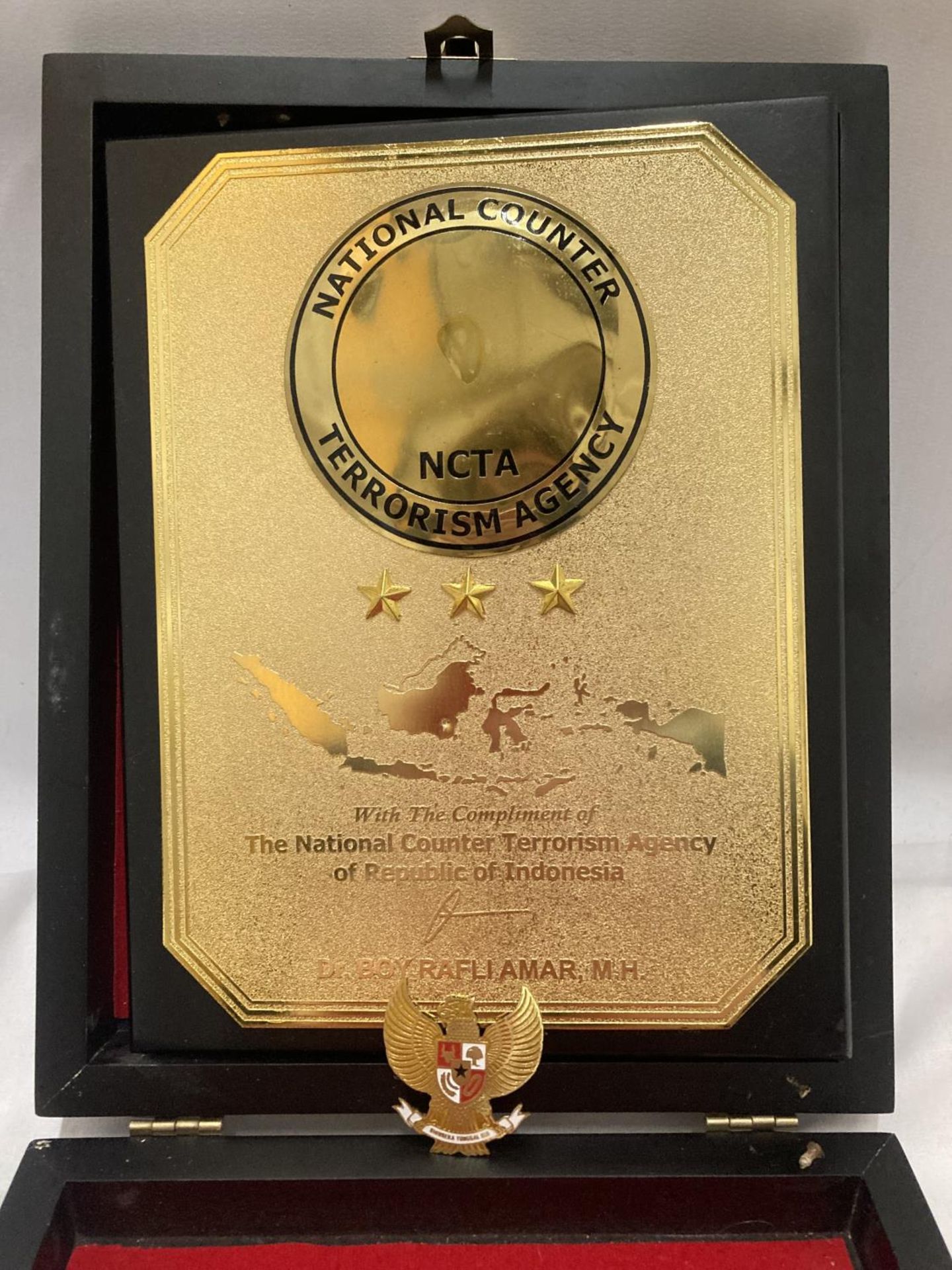 A CASED REPUBLIC OF INDONESIA COUNTER TERRORISM AGENCY AWARD - Image 2 of 4