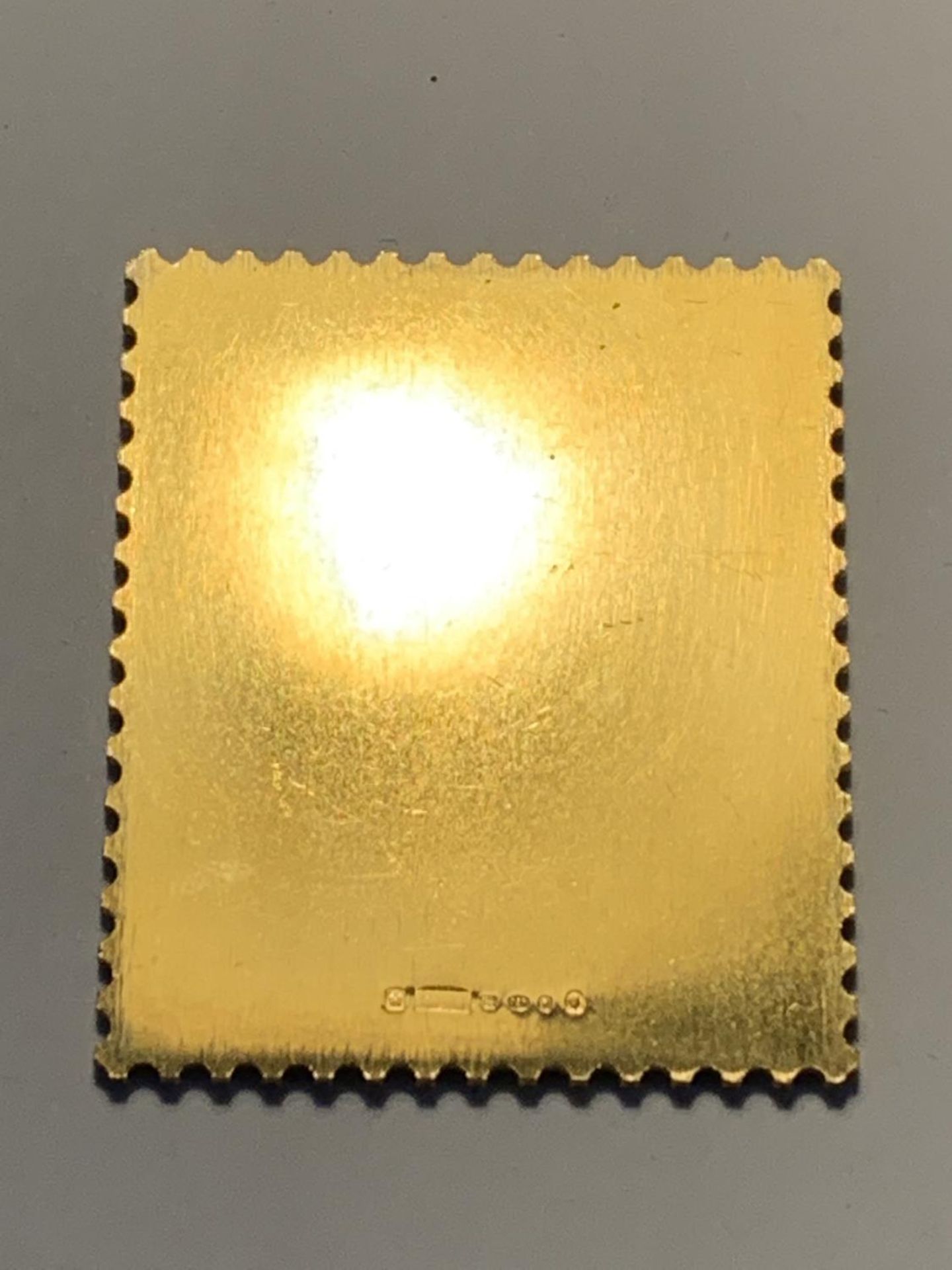 A SILVER GILT 2 1/2D STAMP - Bild 2 aus 2
