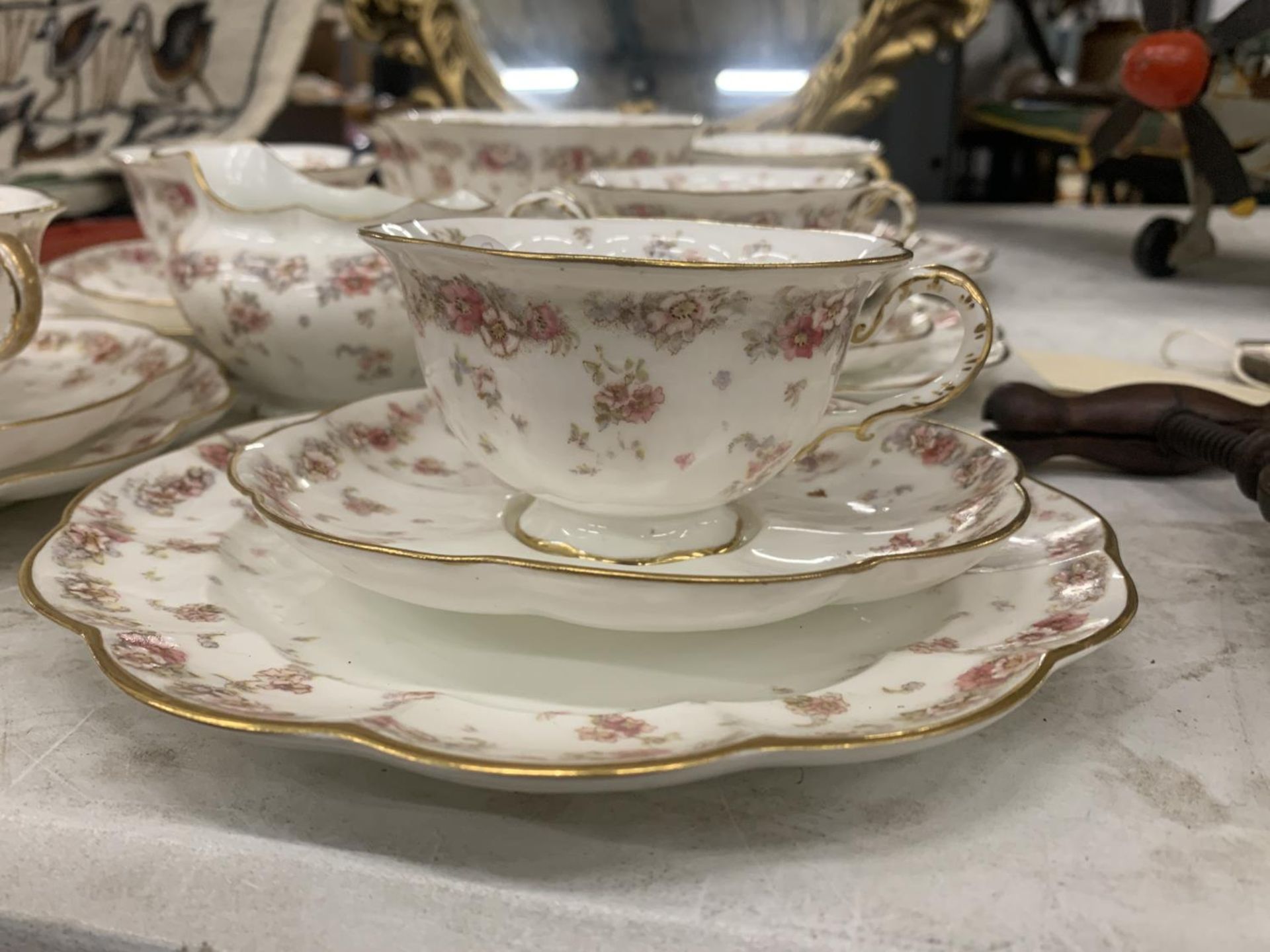 A VINTAGE CHINA PART TEASET WITH FLUTED EDGES AND A FLORAL PATTERN TO INCLUDE A SUGAR BOWL, CREAM - Bild 2 aus 3