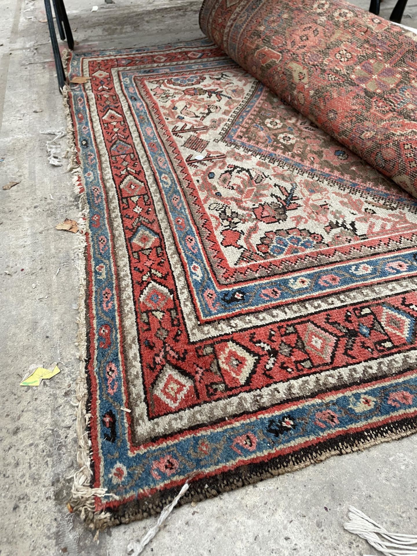 A SMALL RED AND BLUE PATTERNED FRINGED RUG - Bild 2 aus 2