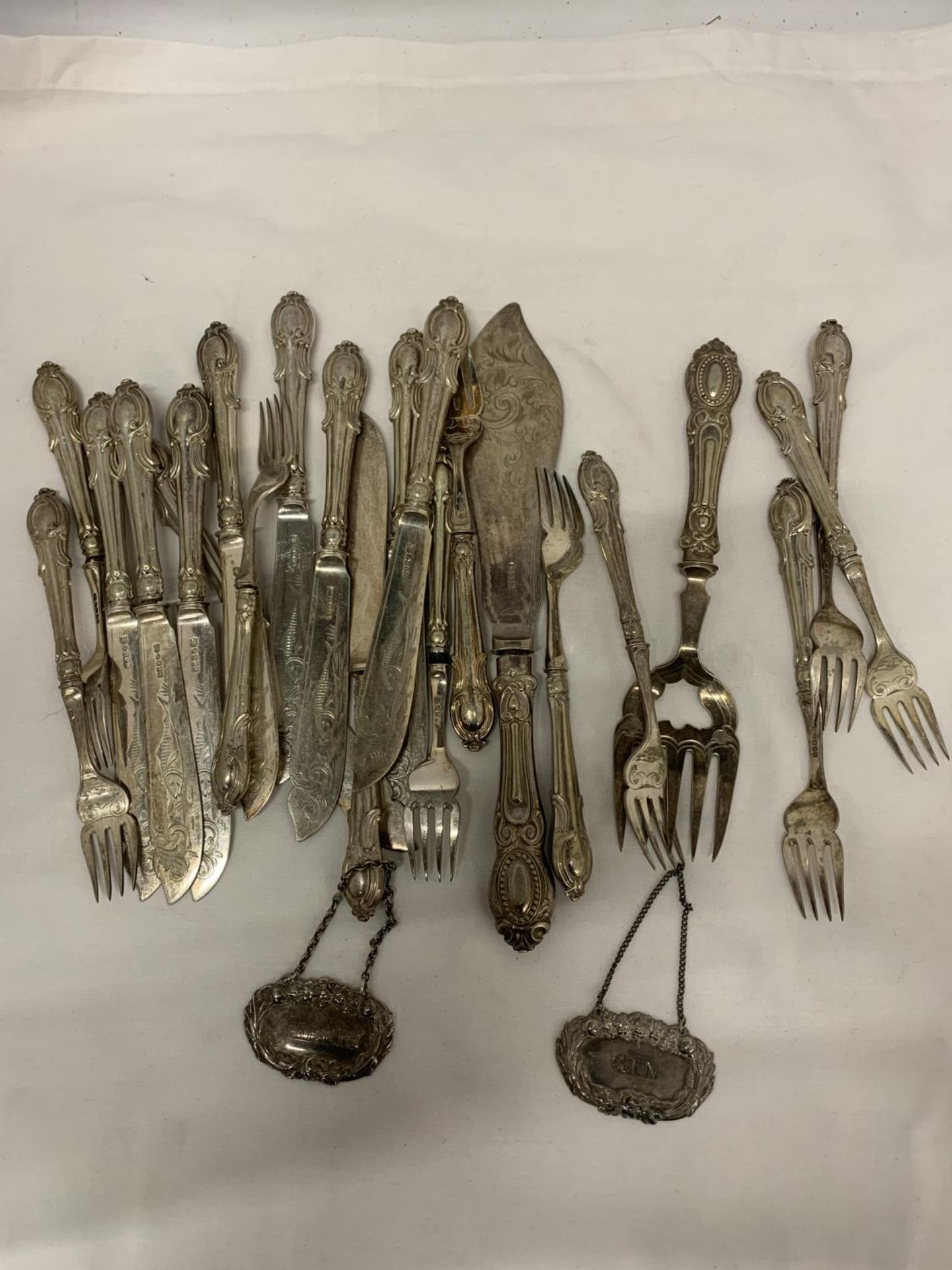 A QUANTITY OF VINTAGE FLATWARE TO INCLUDE TWO DECANTER LABELS