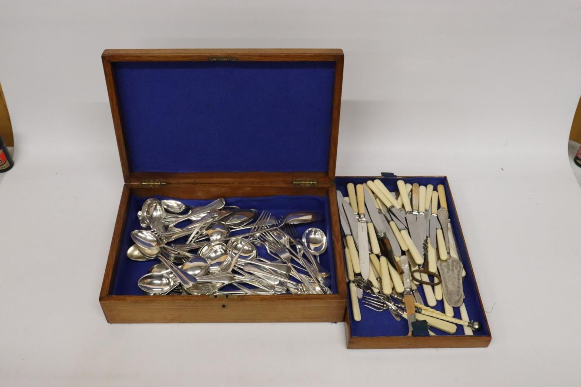 A VINTAGE OAK BOX CONTAINING A LARGE QUANTITY OF VINTAGE FLATWARE - Image 5 of 6