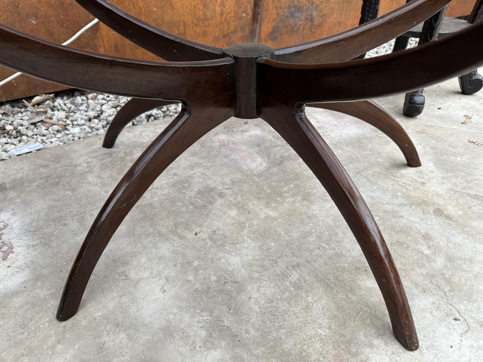 A RETRO CIRCULAR TEAK SPIDER LEG COFFEE TABLE WITH INSET GLASS TOP - Image 3 of 3