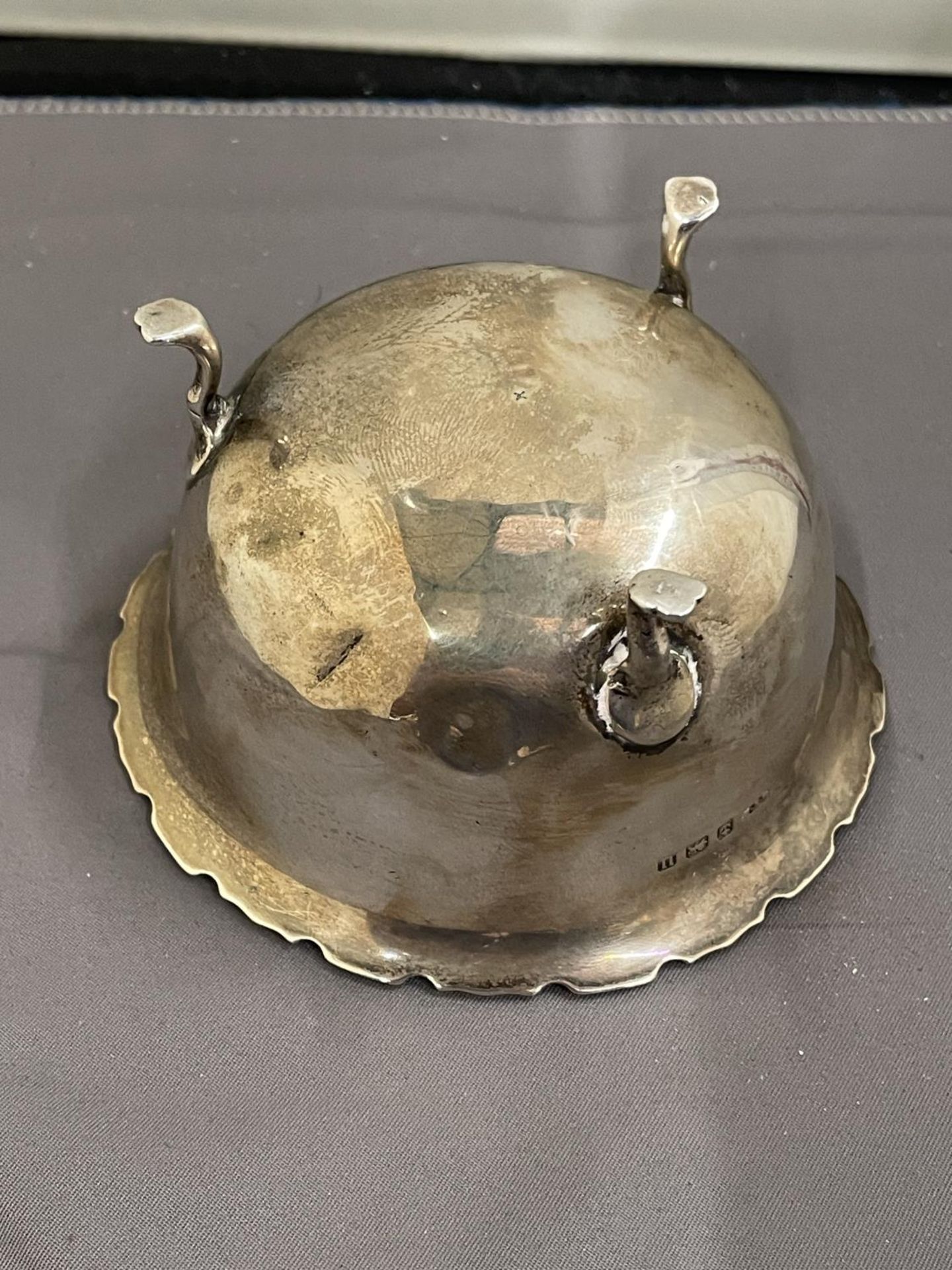 A HALLMARKED BIRMINGHAM SILVER THREE FOOTED DISH GROSS WEIGHT 60.6 GRAMS - Image 5 of 8