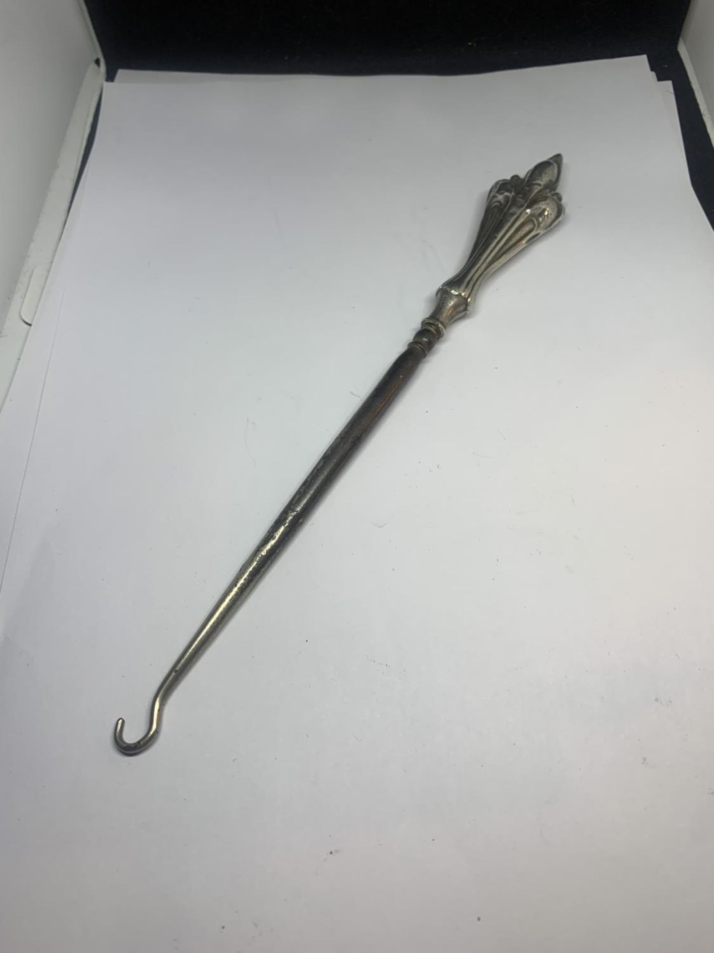 A HALLMARKED BIRMINGHAM SILVER BUTTON HOOK