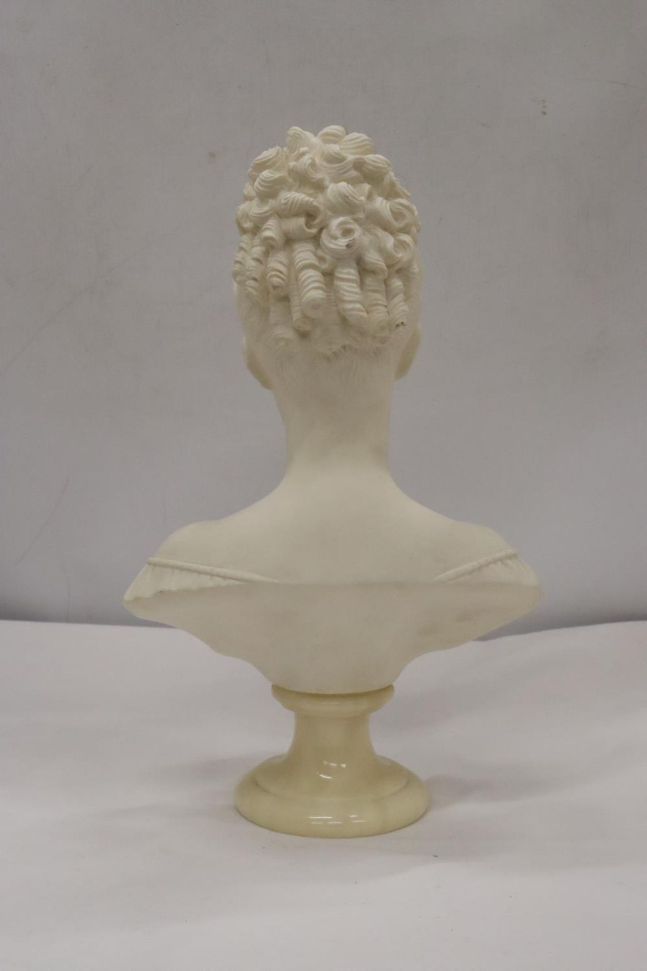 A BUST OF A LADY ON A MARBLE PLINTH, HEIGHT 33CM - Bild 3 aus 4