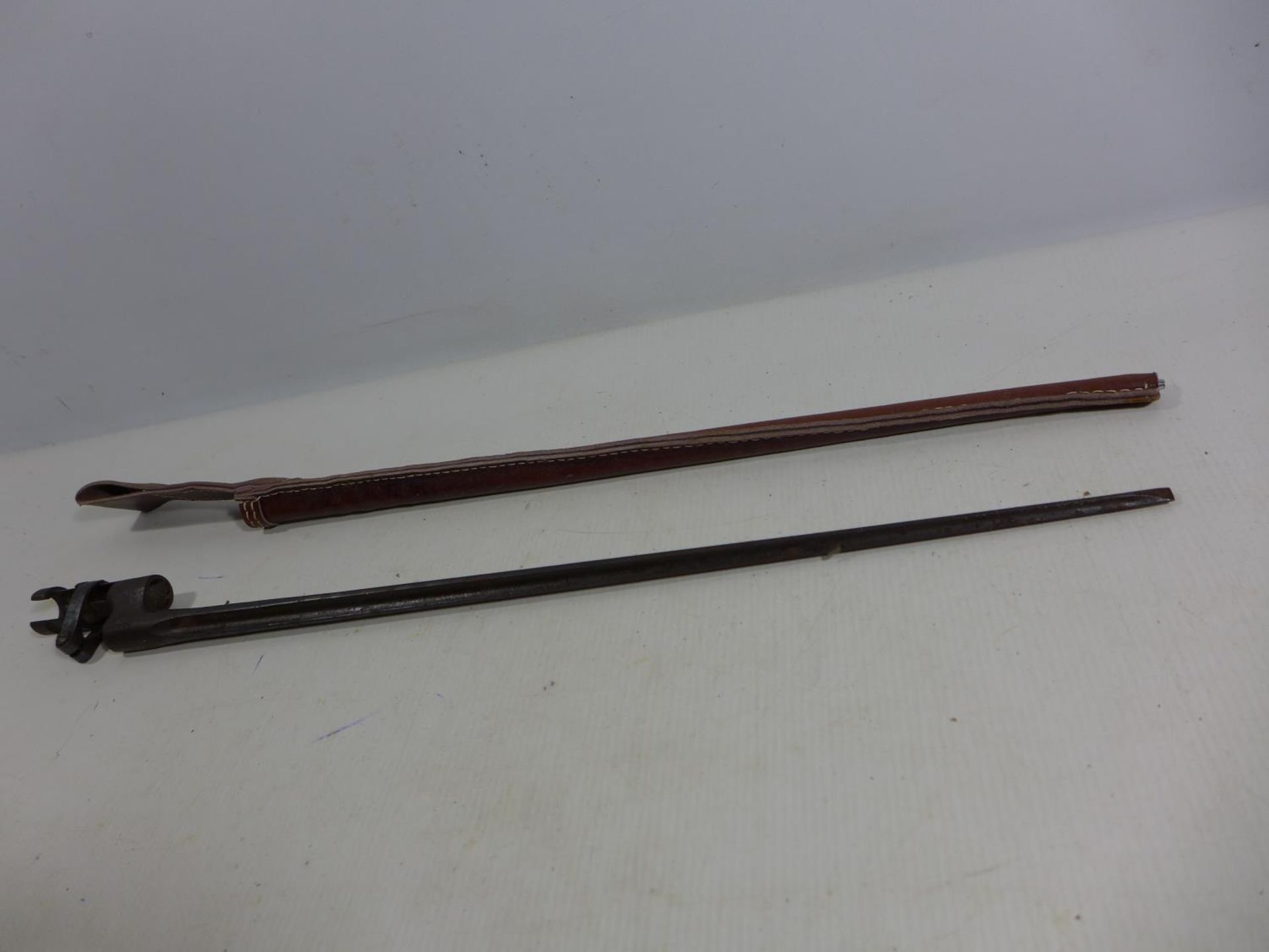 A POSSIBLY RUSSIAN SOCKET BAYONET AND SCABBARD, 43CM BLADE, LENGTH 50CM - Image 3 of 4