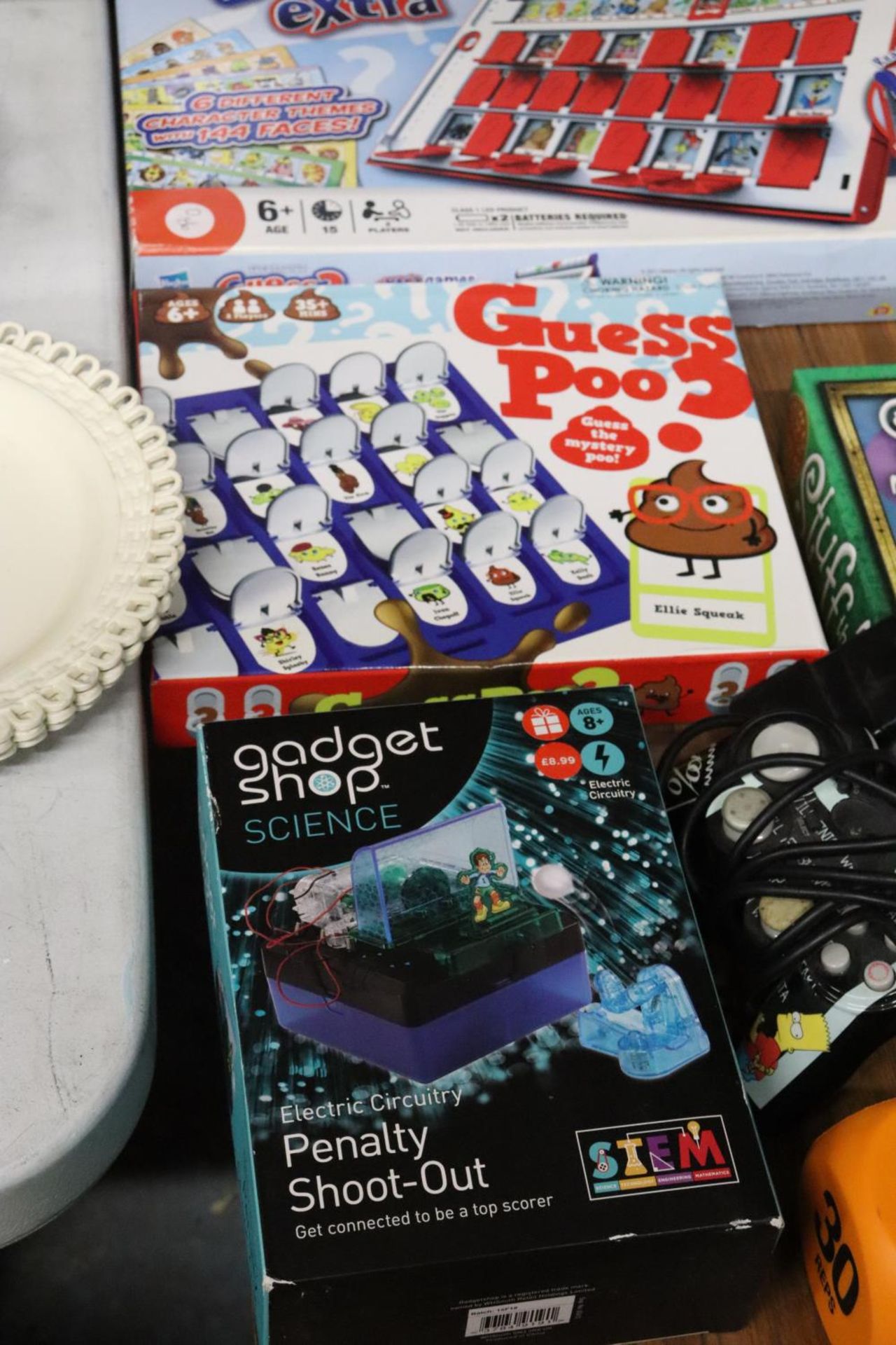 A QUANTITY OF BOARD GAMES, ETC TO INCLUDE GUESS WHO, DINO BITE, GADGET SHOP SCIENCE PENALTY SHOOT - Image 5 of 6