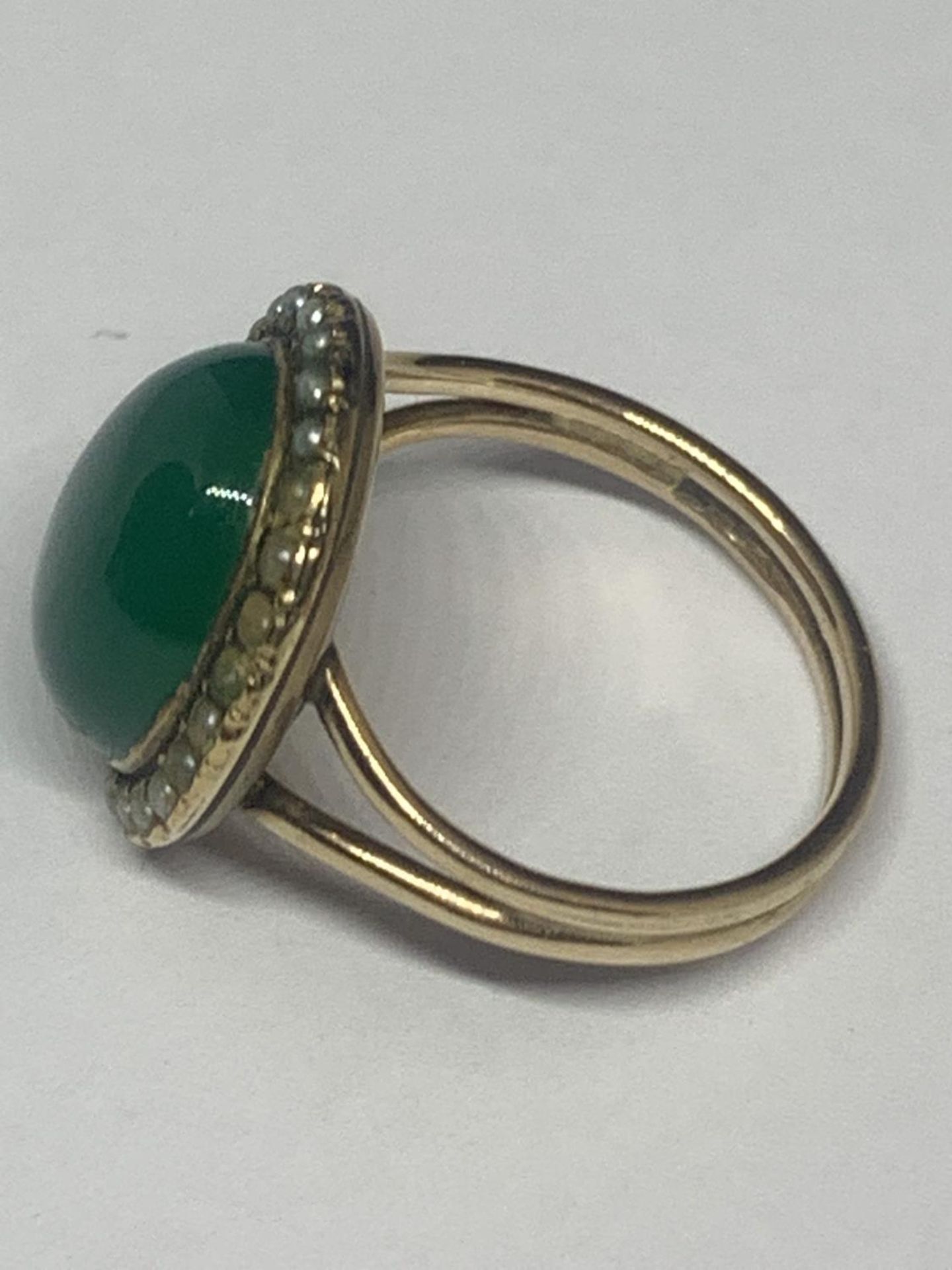 A YELLOW METAL RING WITH GREEN STONE AND PEARLS GROSS WEIGHT 5 GRAMS SIZE M/N - Image 2 of 3