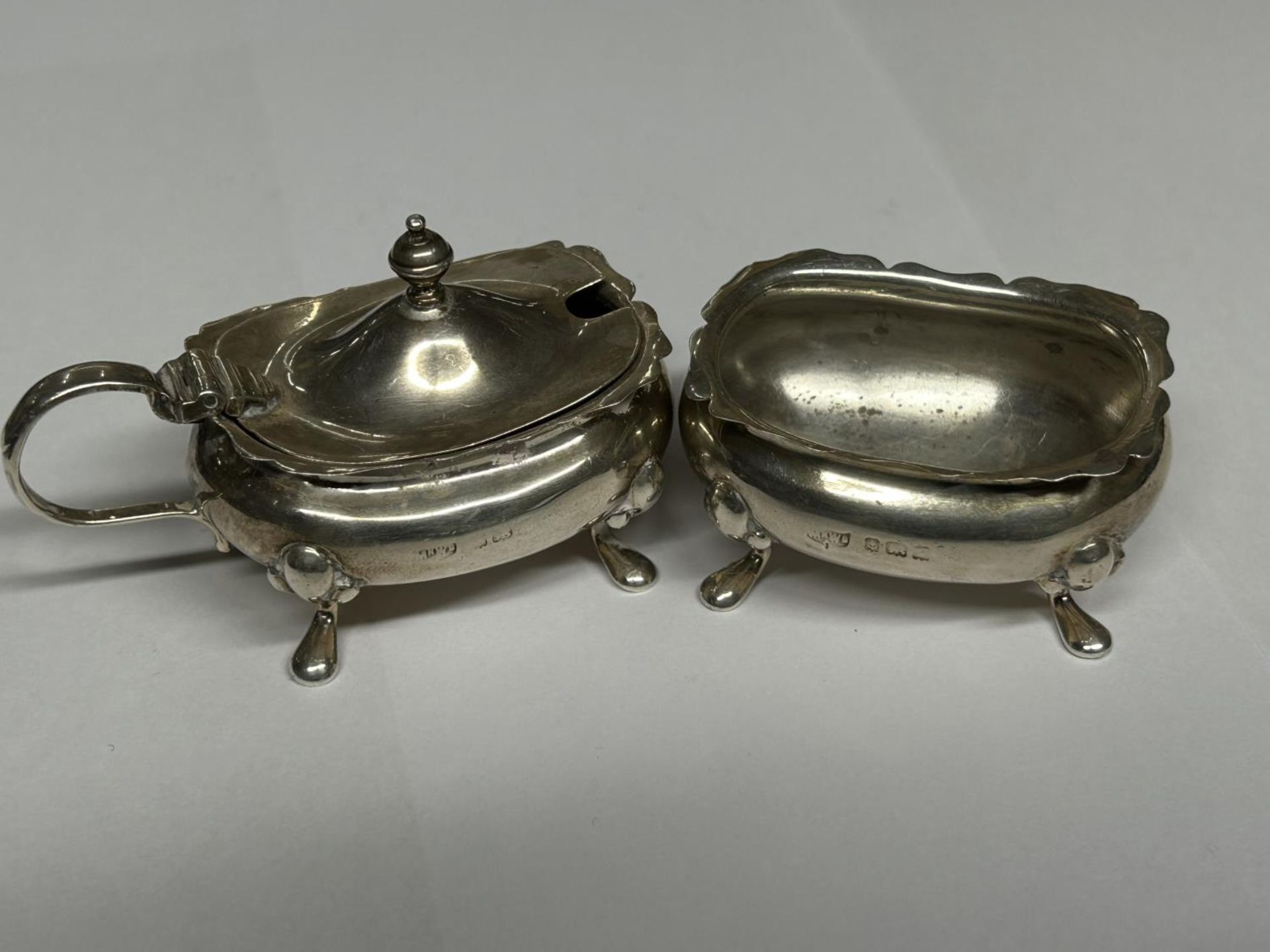 A PAIR OF MAPPIN & WEBB HALLMARKED BIRMINGHAM SILVER SALTS, WEIGHT 63.79 GRAMS (NO GLASS LINER)