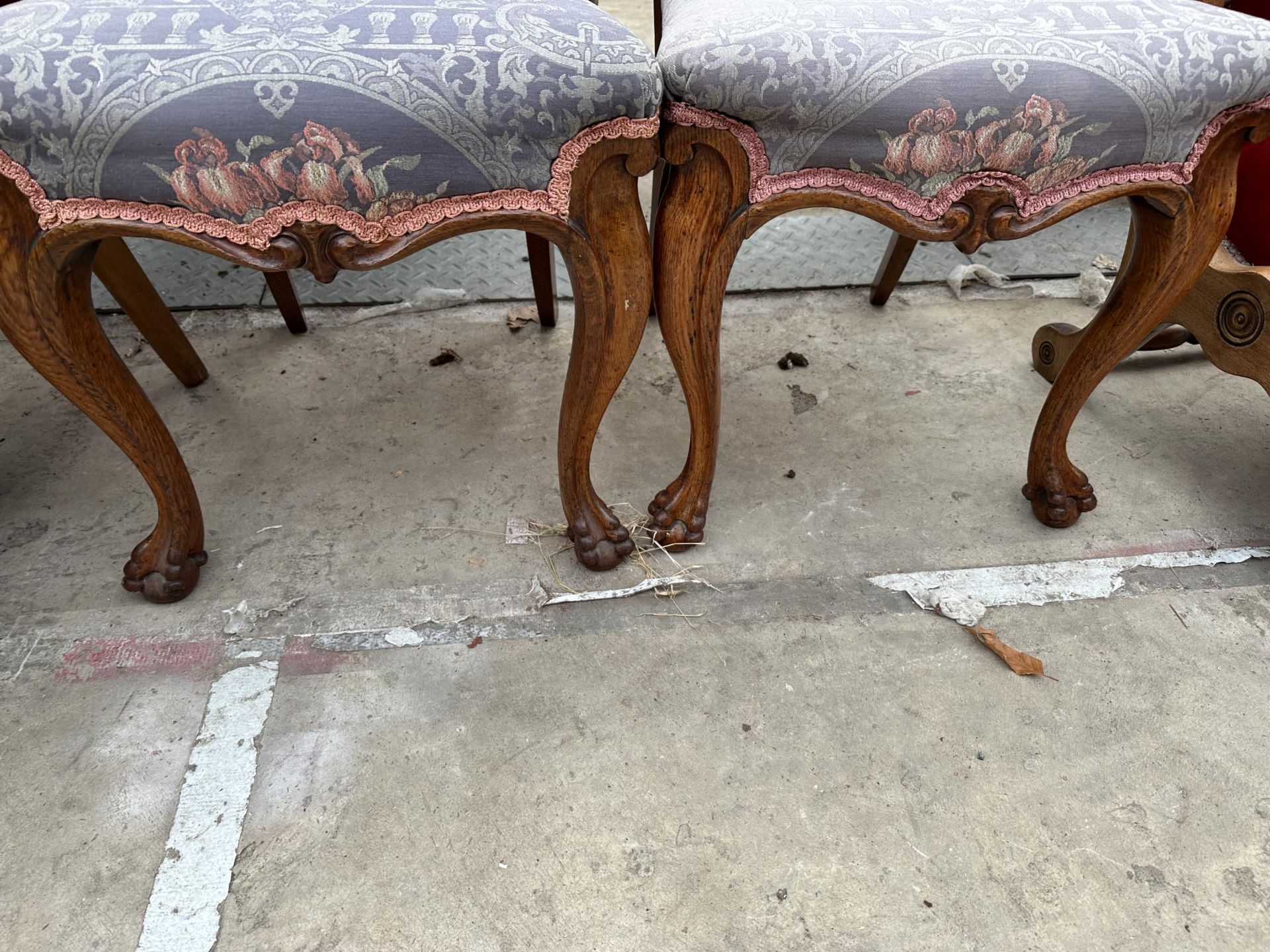 A PAIR OF VICTORIAN ELM DINING CHAIRS - Image 4 of 4