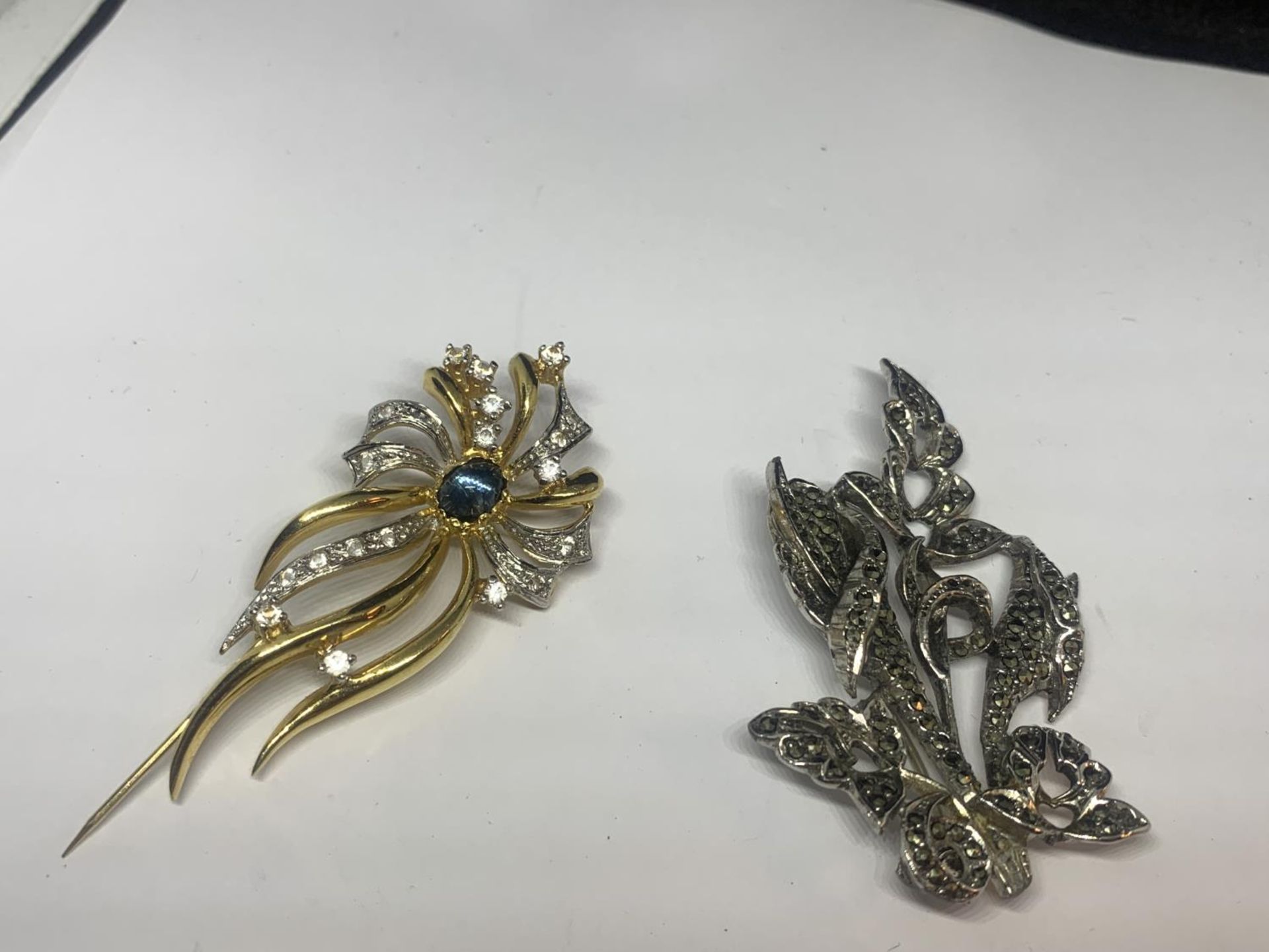 FOUR ASSORTED COSTUME JEWELLERY BROOCHES - Image 2 of 3