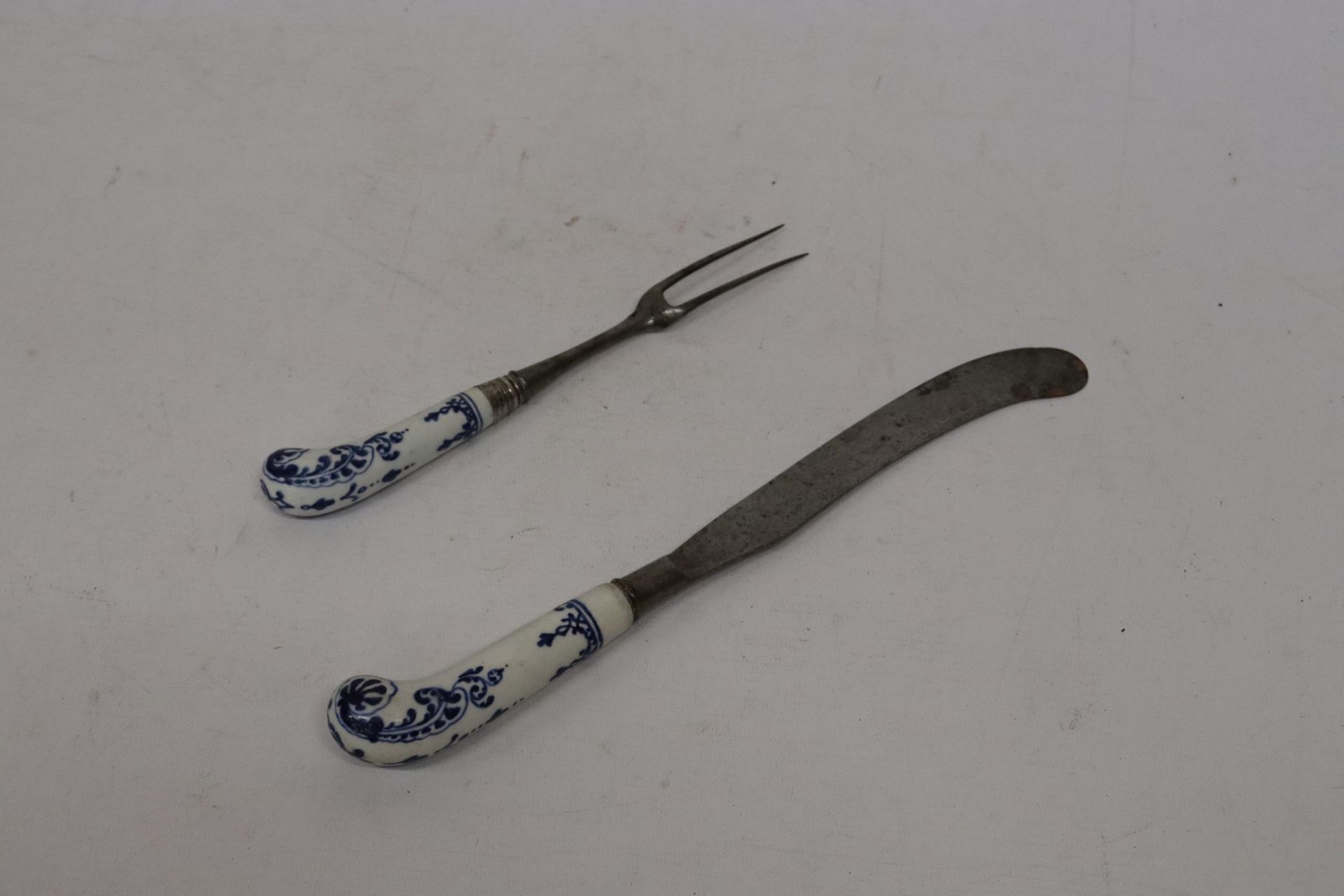 A LATE 18TH CENTURY DELFT PISTOL HANDLED KNIFE AND FORK - Image 2 of 4