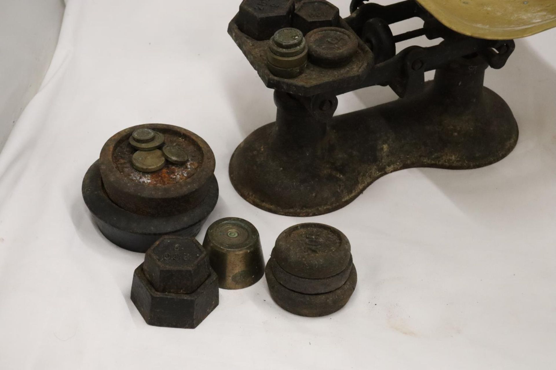 A HEAVY CAST SET OF VINTAGE SCALES WITH A BRASS PAN AND WEIGHTS - Image 5 of 6