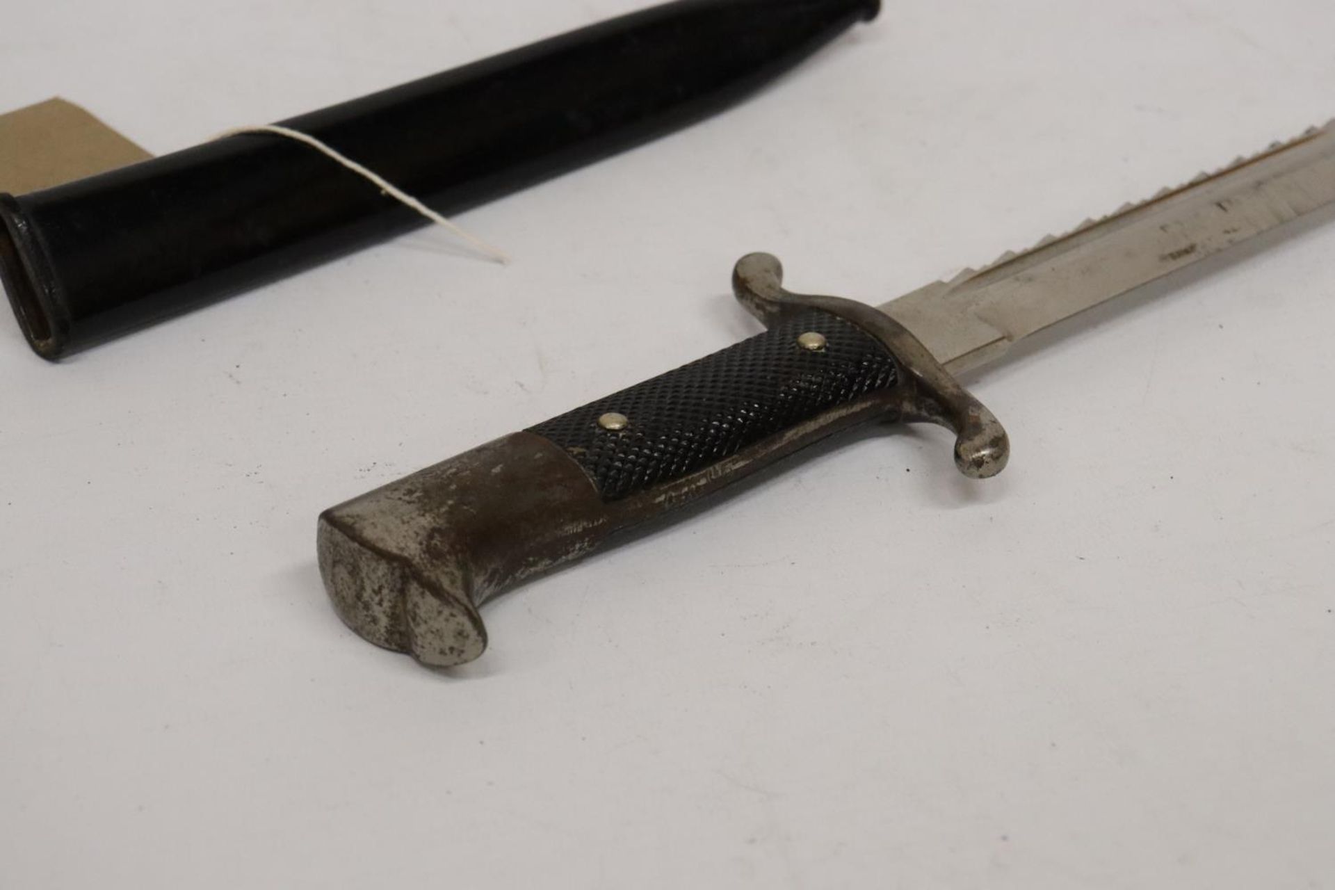 A WORLD WAR II NAZI GERMANY KNIFE AND SCABBARD, 19.5CM SAWBACK BLADE, LENGTH 35CM - Image 5 of 5