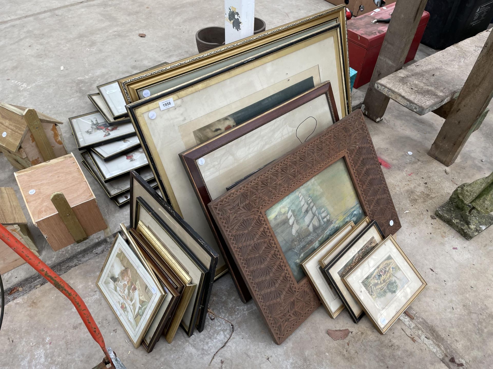 AN ASSORTMENT OF VINTAGE FRAMED PRINTS AND PICTURES