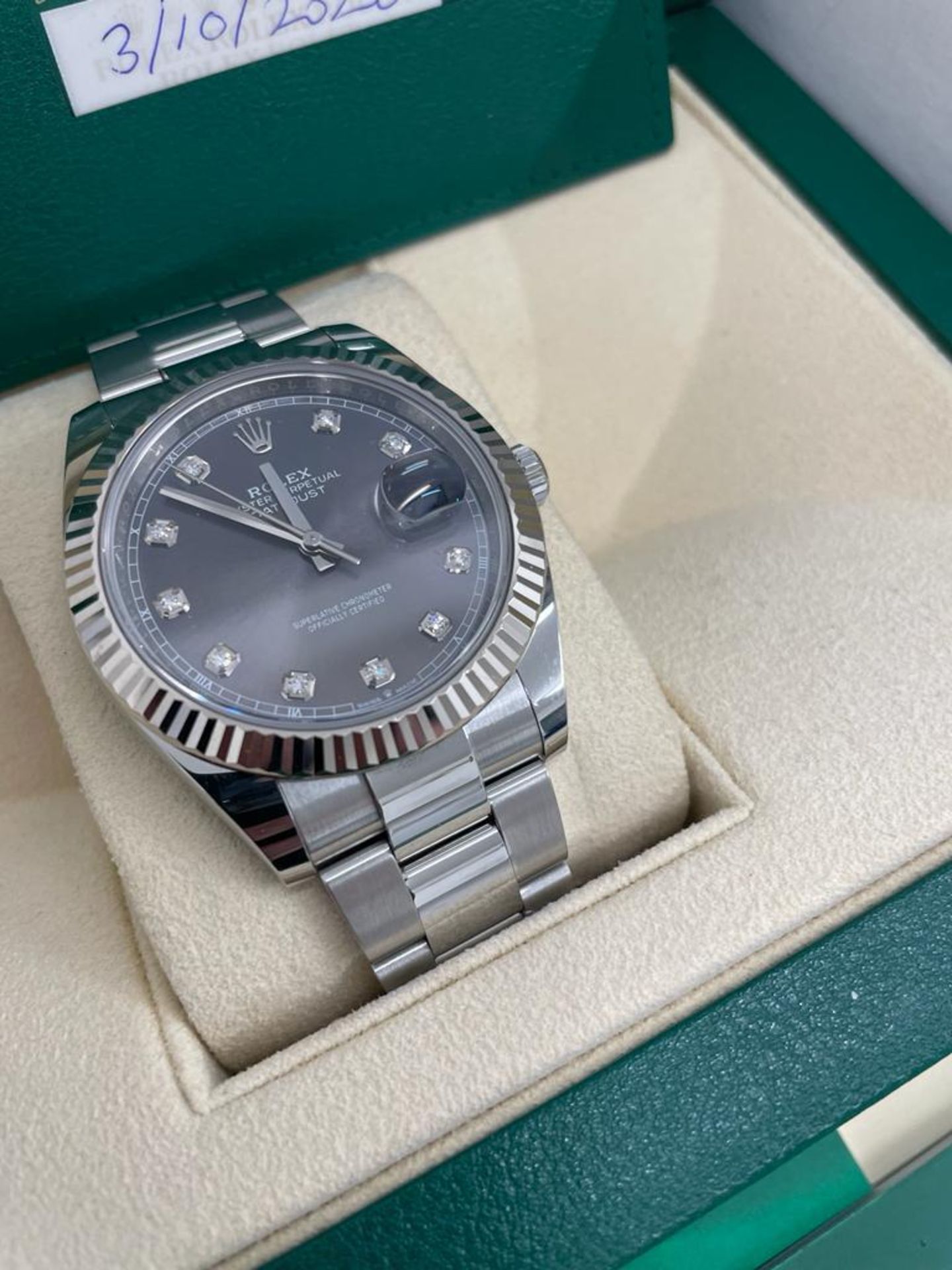 A ROLEX DATEJUST 40 MM WRIST WATCH WITH STAINLESS STEEL CASE, OYSTER STAINLESS STEEL BRACELET, - Bild 4 aus 4