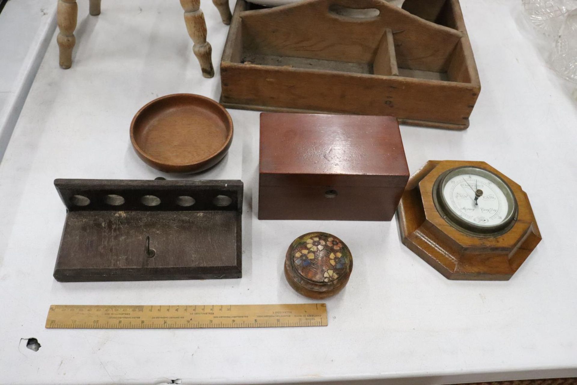 VARIOUS TREEN ITEMS TO INCLUDE A TEA CADDY, PIPE RACK, BOAT, BOWL, STOOL, TRUG ETC - Bild 4 aus 5