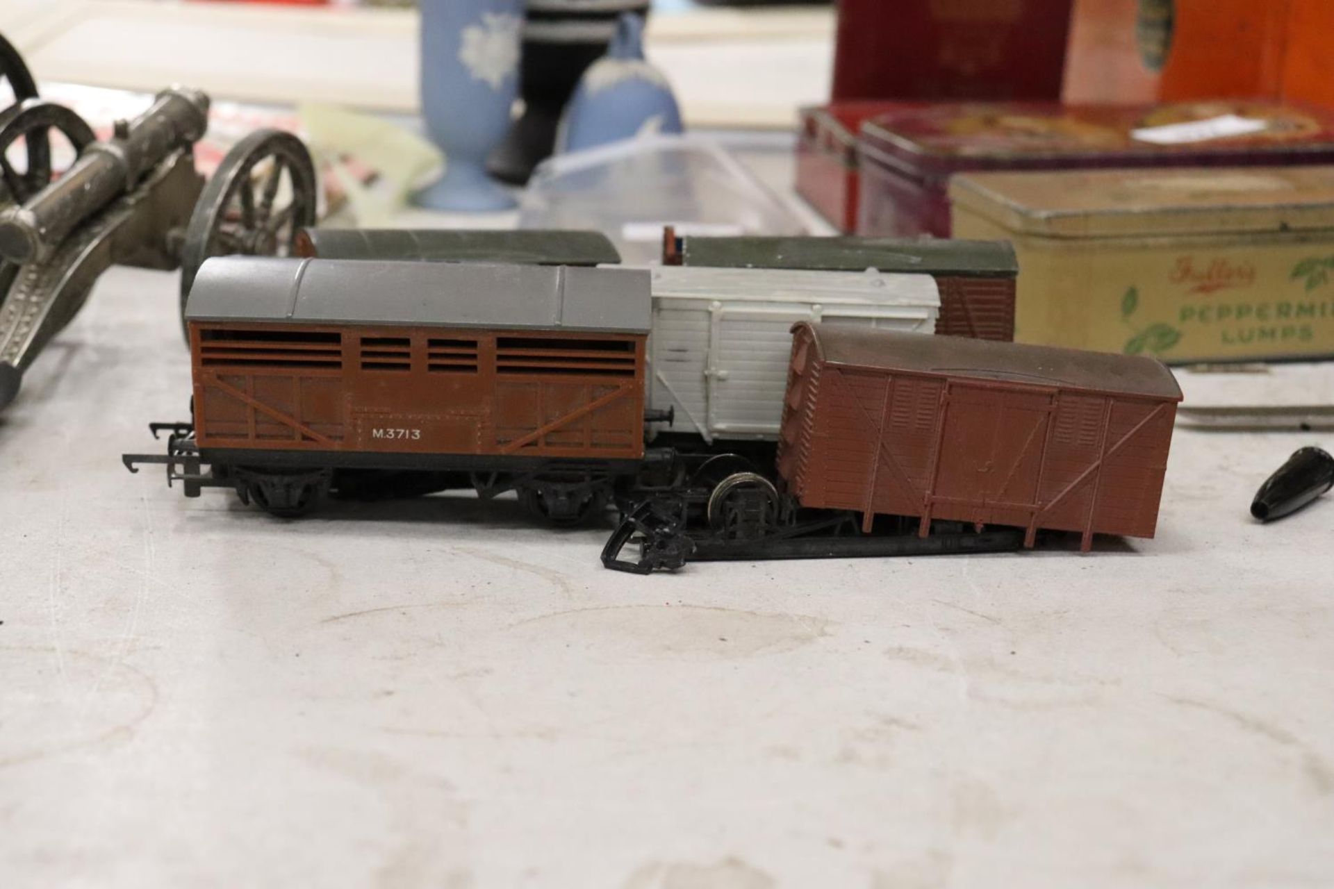 FIFTEEN 'OO' GAUGE ROLLING STOCK - Image 6 of 8