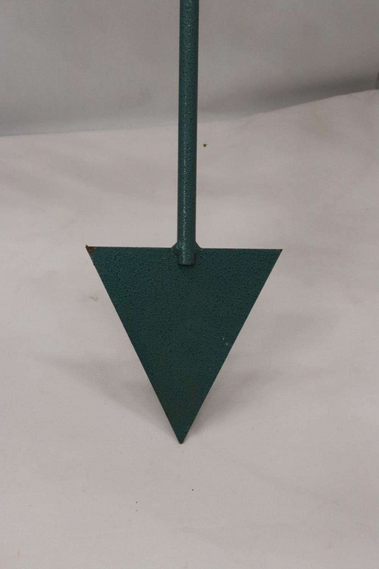 A METAL SPINNING TARGET FOR RIFLE PRACTICE - Image 4 of 4