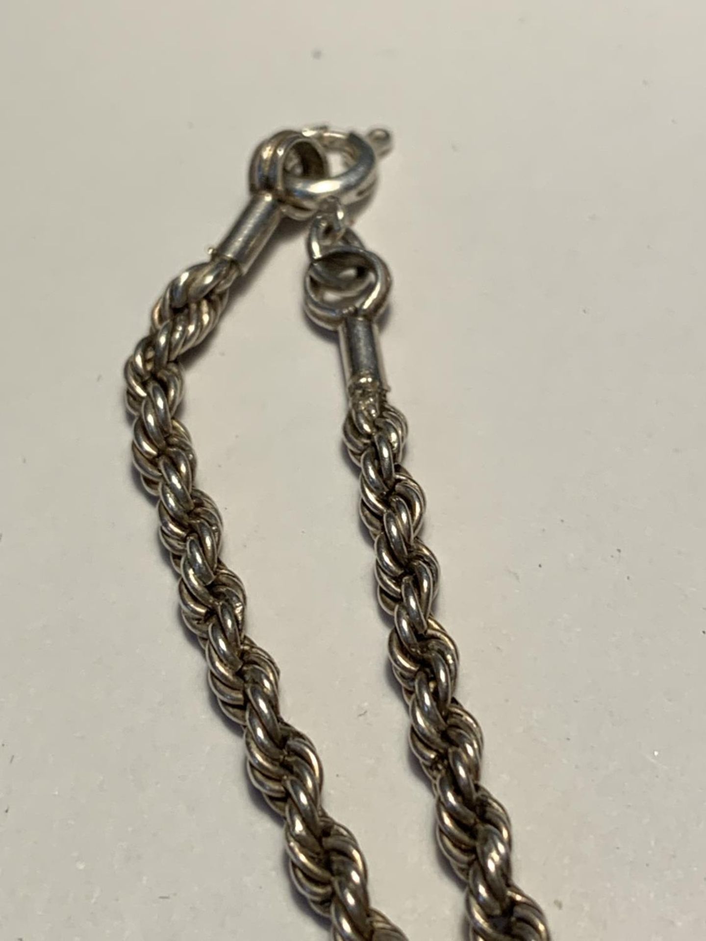 A SILVER ROPE CHAIN NECKLACE LENGTH 24" - Image 3 of 3