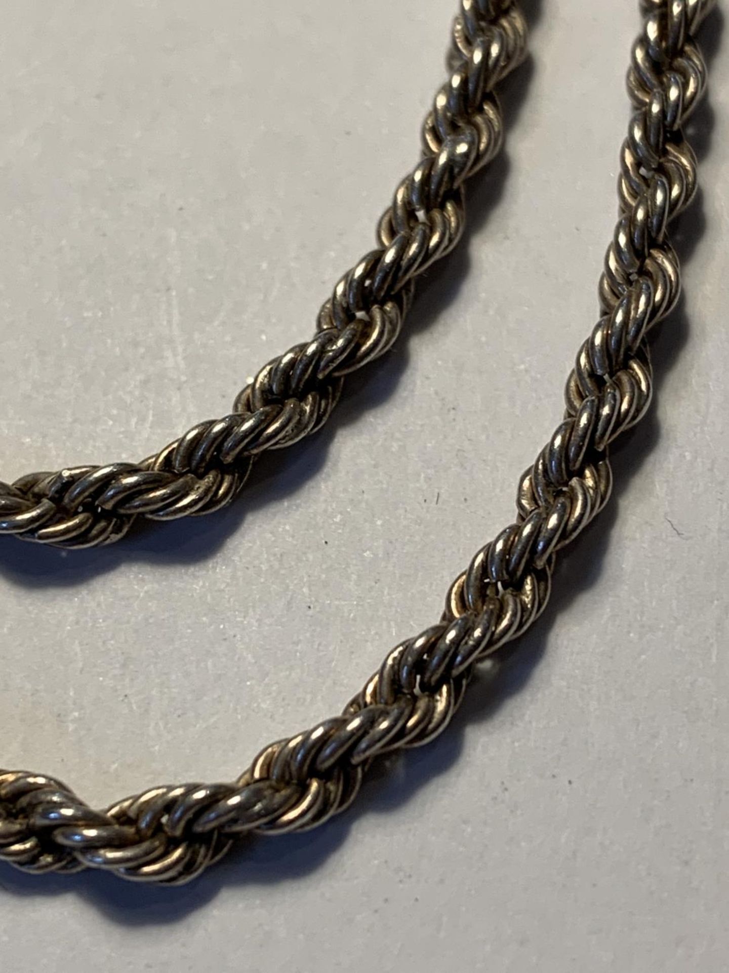 A SILVER ROPE CHAIN NECKLACE LENGTH 24" - Image 2 of 3