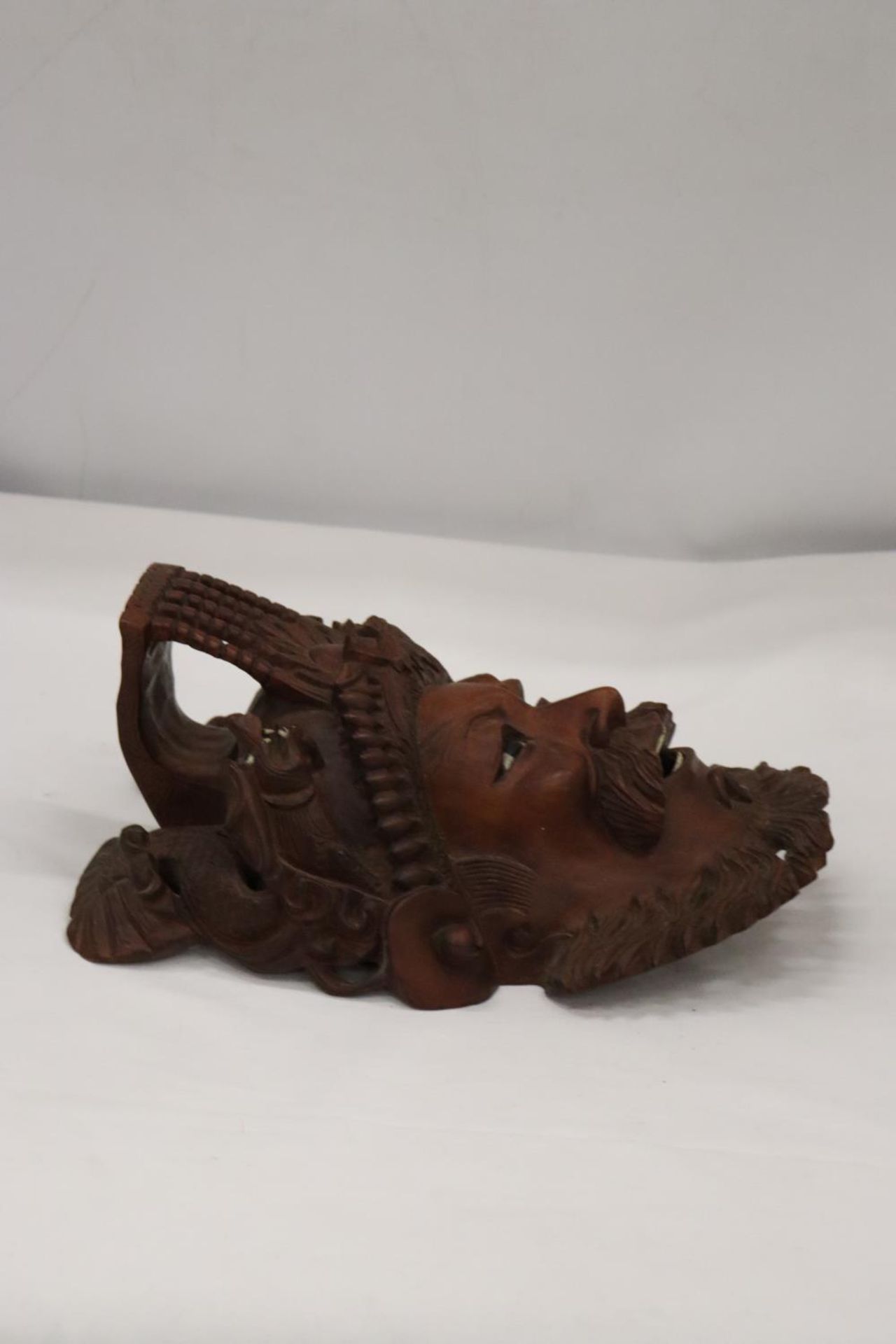 AN ASIAN STYLE CARVED WOODEN MASK - Image 3 of 6