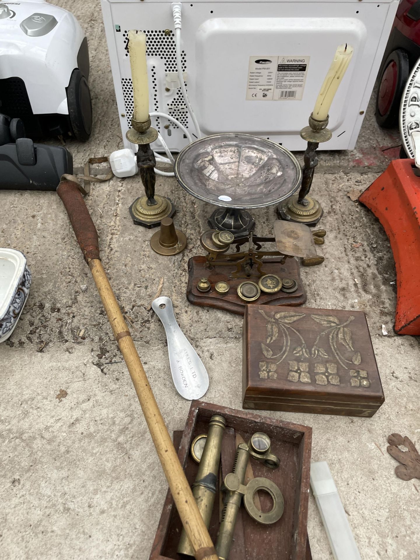 AN ASSORTMENT OF ITEMS TO INCLUDE SCALES AND WEIGHTS, LAMPS AND CANDLESTICKS ETC - Image 4 of 5