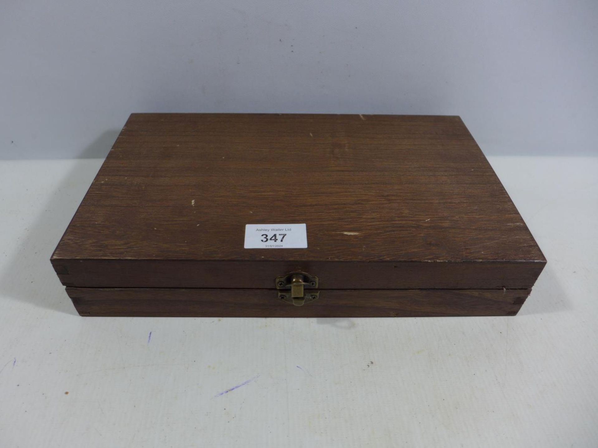 A WOODEN BOX FITTED OUT FOR A 28CM WIDE PISTOL, WIDTH OF BOX 30CM, DEPTH 18CM, HEIGHT 6CM - Image 4 of 4