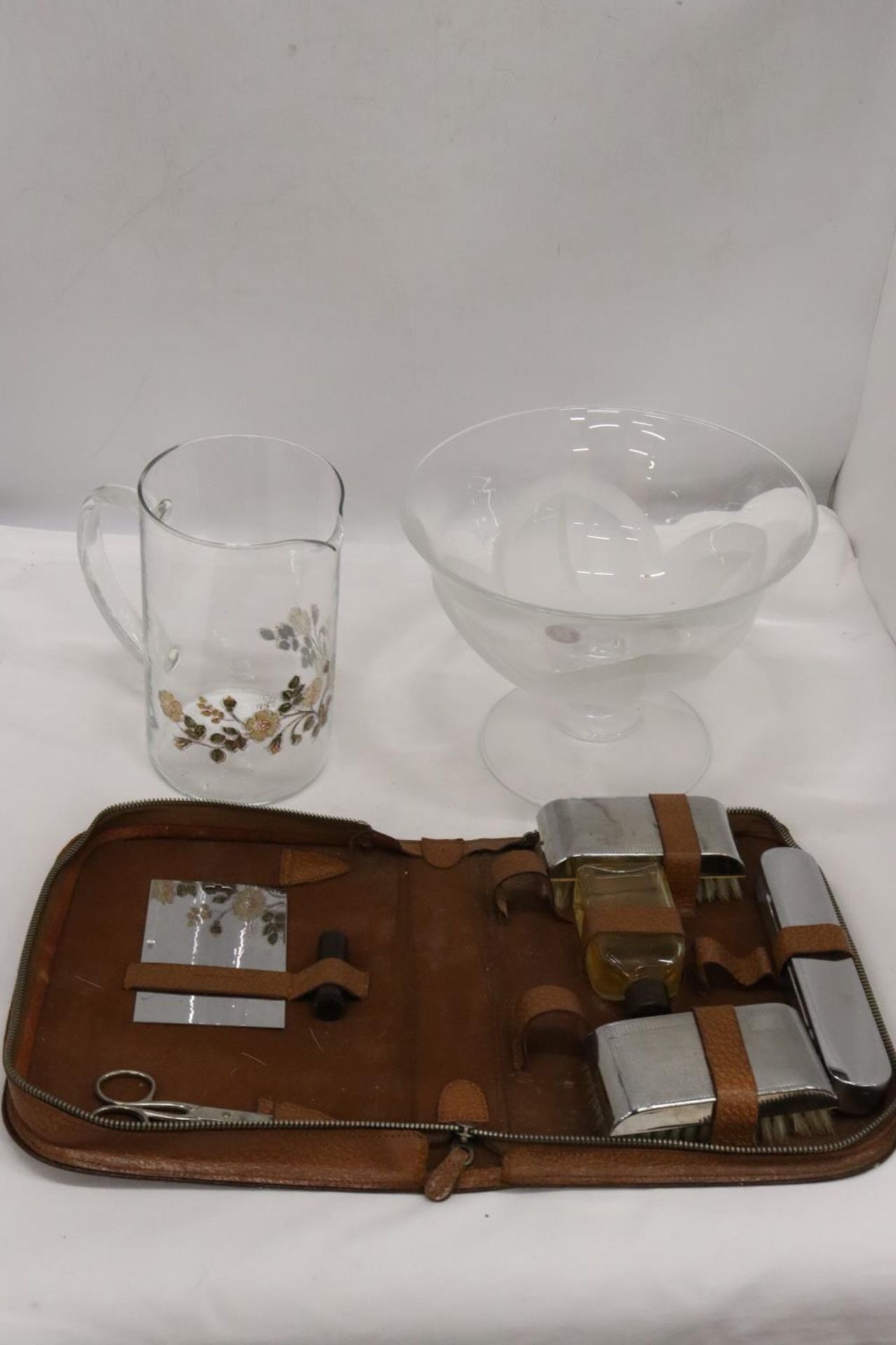 THREE ITEMS TO INCLUDE A GLASS BOWL, DECORATIVE GLASS JUG AND A GENTS TRAVEL CASE