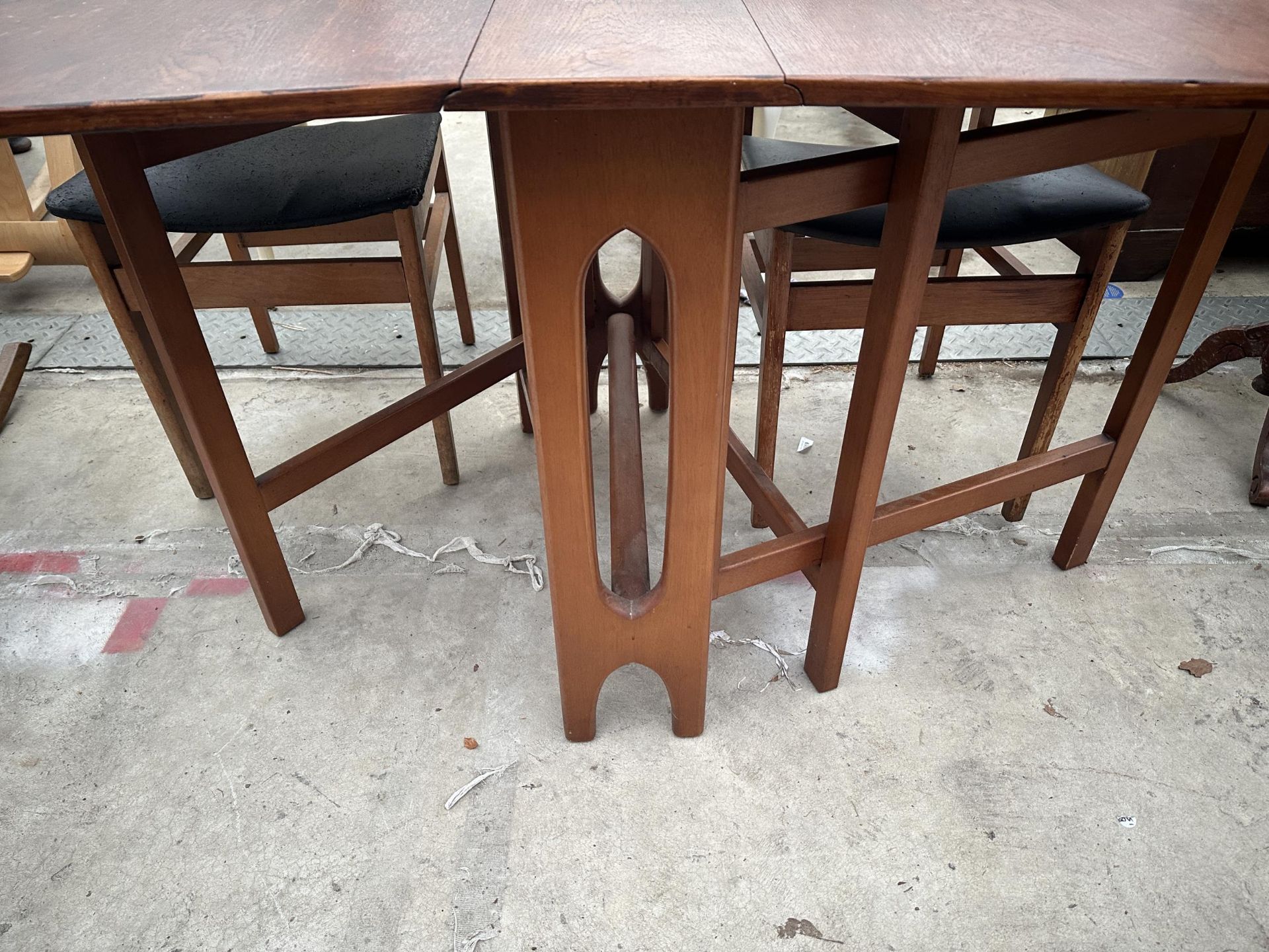 A RETRO TEAK GATE LEG DINING TABLE, 57" X 32.5" OPEN (7.5" CLOSED), AND FOUR CHAIRS - Image 3 of 6