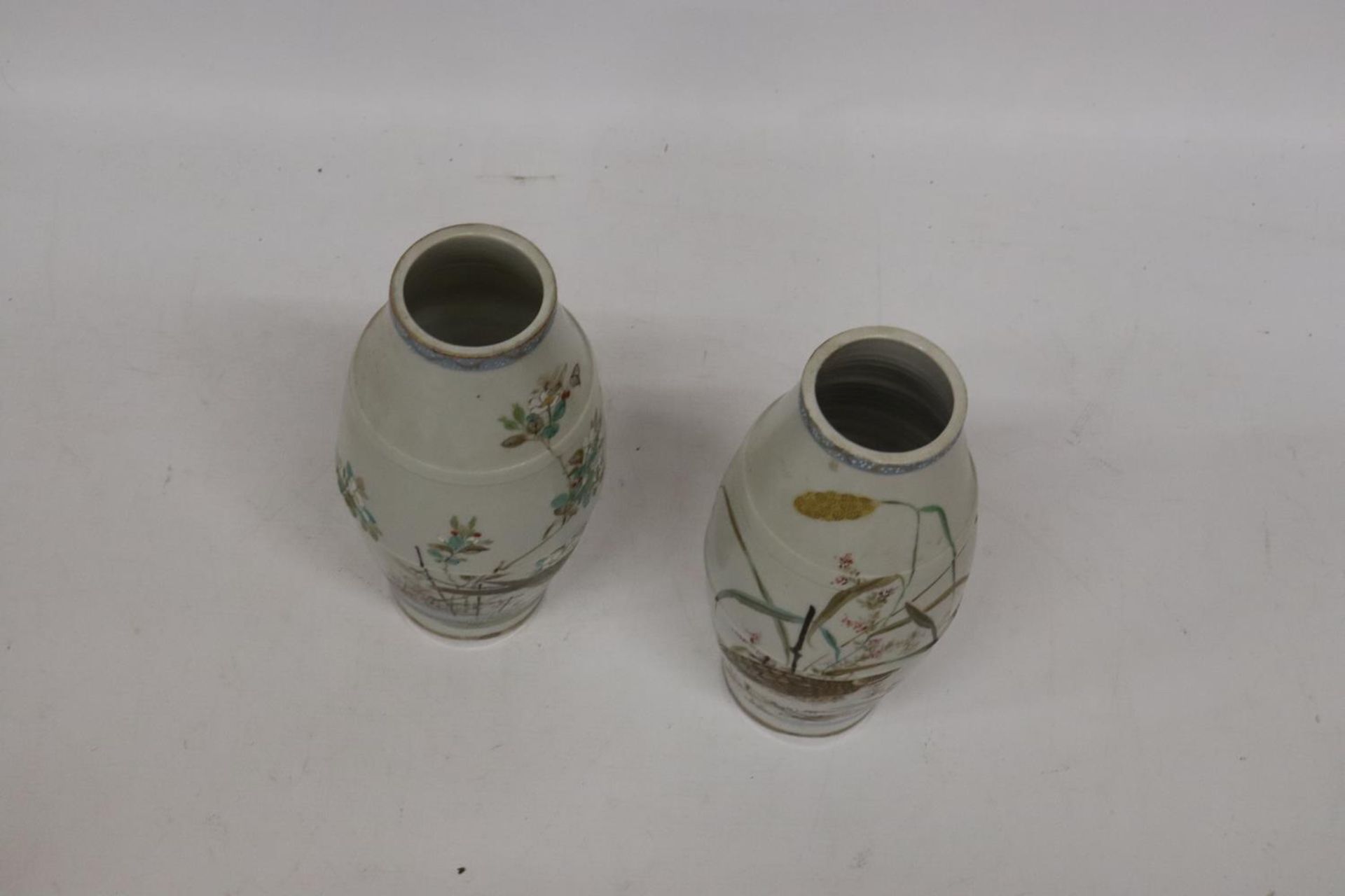 A PAIR OF JAPANESE EGGSHELL VASES WITH BIRD AND FLORAL DESIGN, UNMARKED TO BASE, HEIGHT 25CM - Image 4 of 5