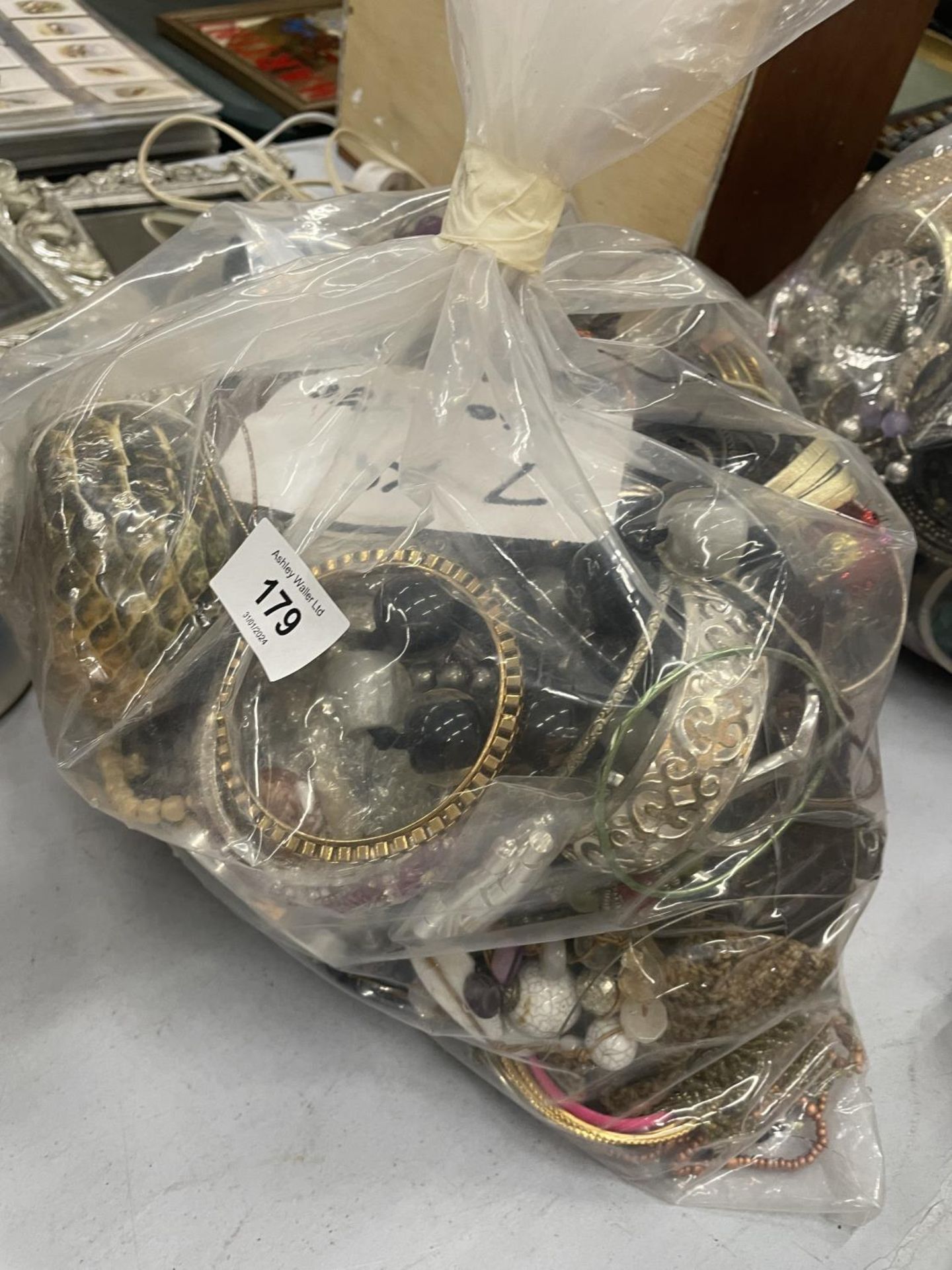 A LARGE QUANTITY OF UNSORTED COSTUME JEWELLERY - 7 KG IN TOTAL - Image 2 of 3