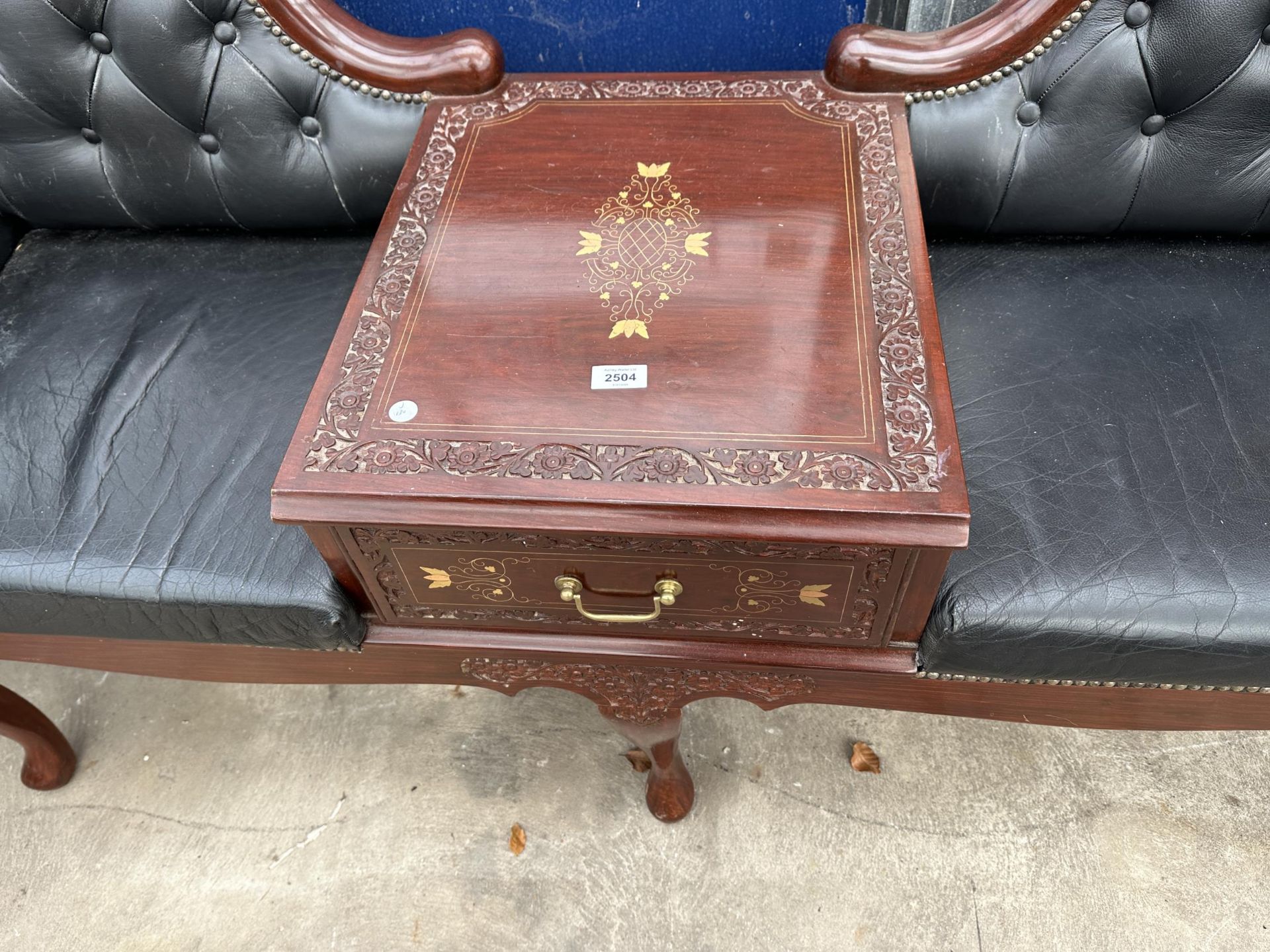 A BRASS INLAID INDIAN HARDWOOD AND BUTTONED LEATHER SCROLL END CONVERSATION DOUBLE SEAT WITH - Image 3 of 7