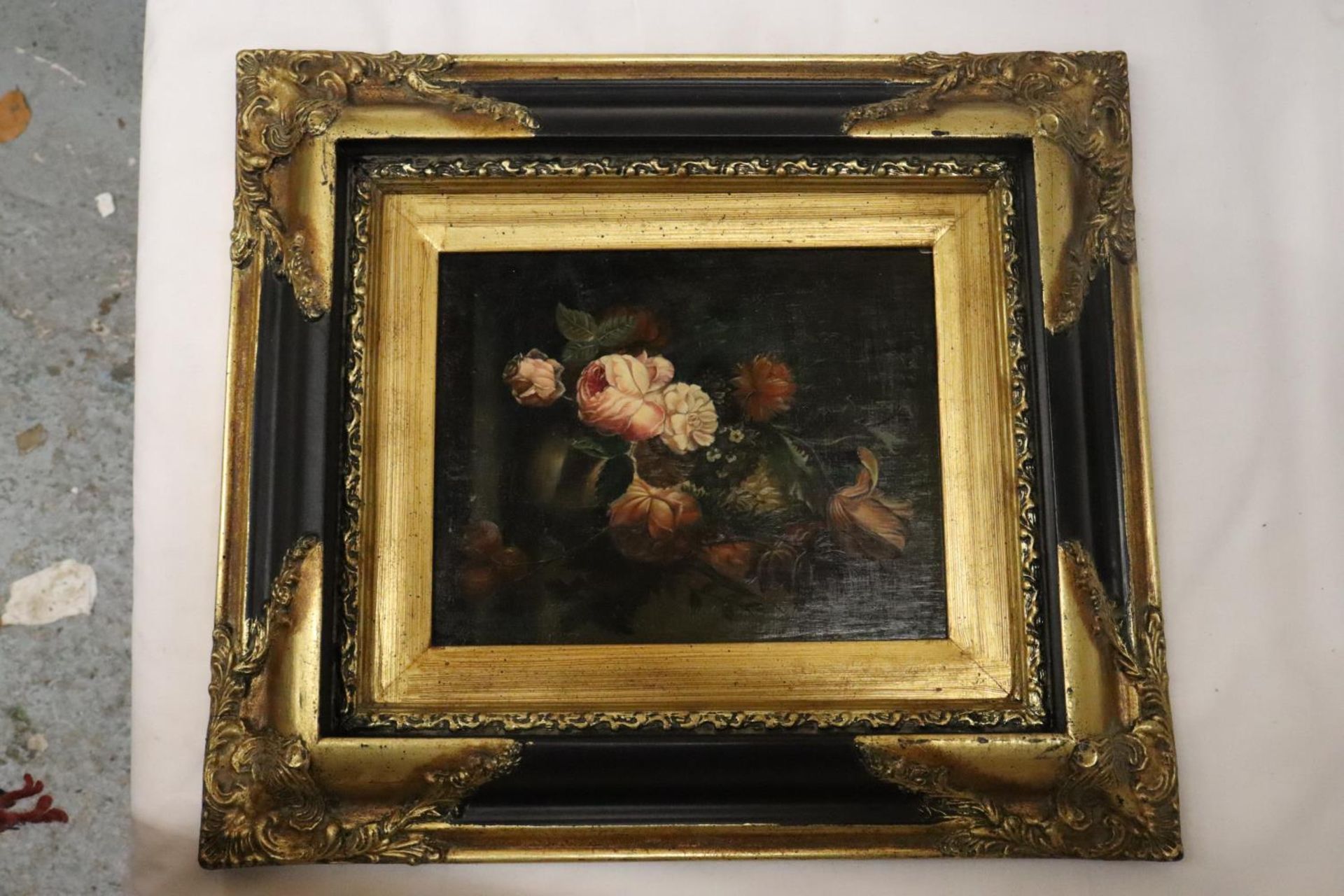 A GOLD AND EBONY FRAMED STILL LIFE OF FLOWERS, 39CM X 44CM - Image 3 of 5