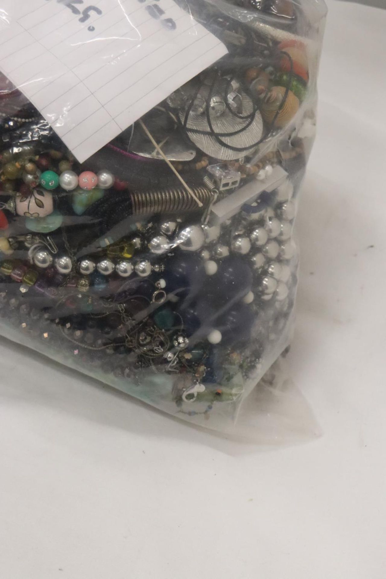 A LARGE QUANTITY OF UNSORTED COSTUME JEWELLERY - 5KG - Image 3 of 4