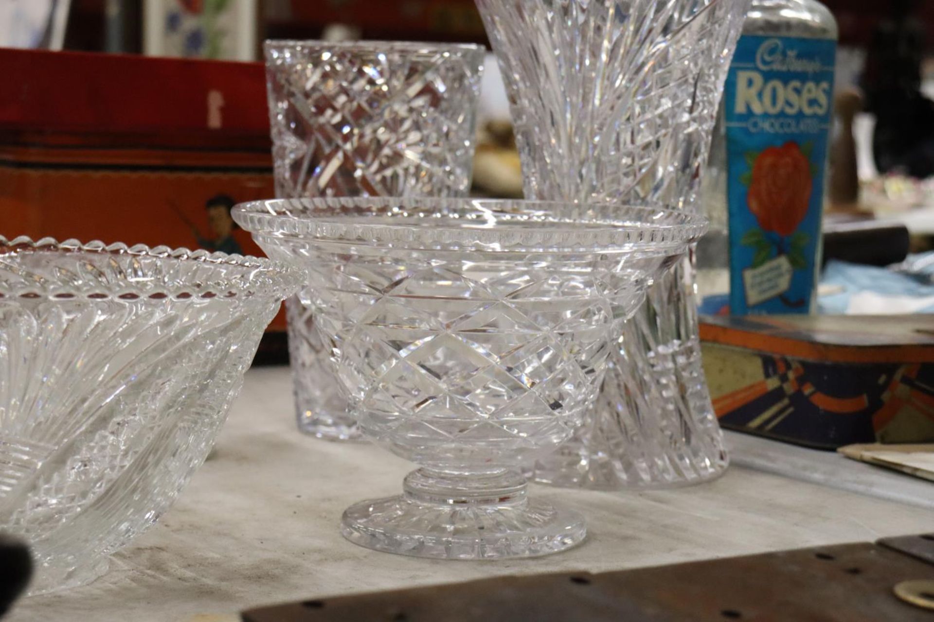 A QUANTITY OF GLASSWARE TO INCLUDE VASES, BOWLS, ETC - 7 PIECES IN TOTAL - Image 3 of 7